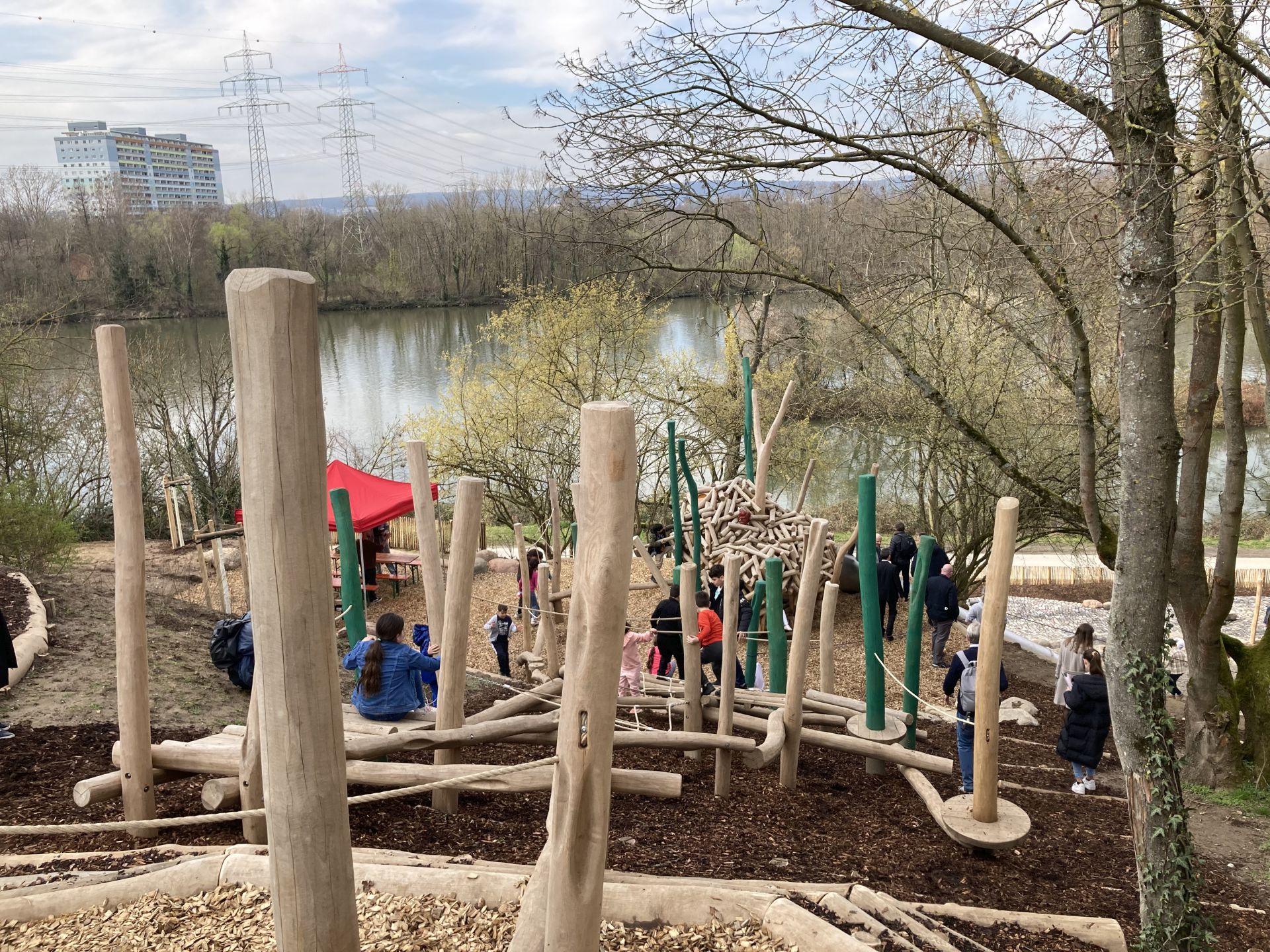 Blick auf den neuen Abenteuerspielplatz, im Hintergrund der Main