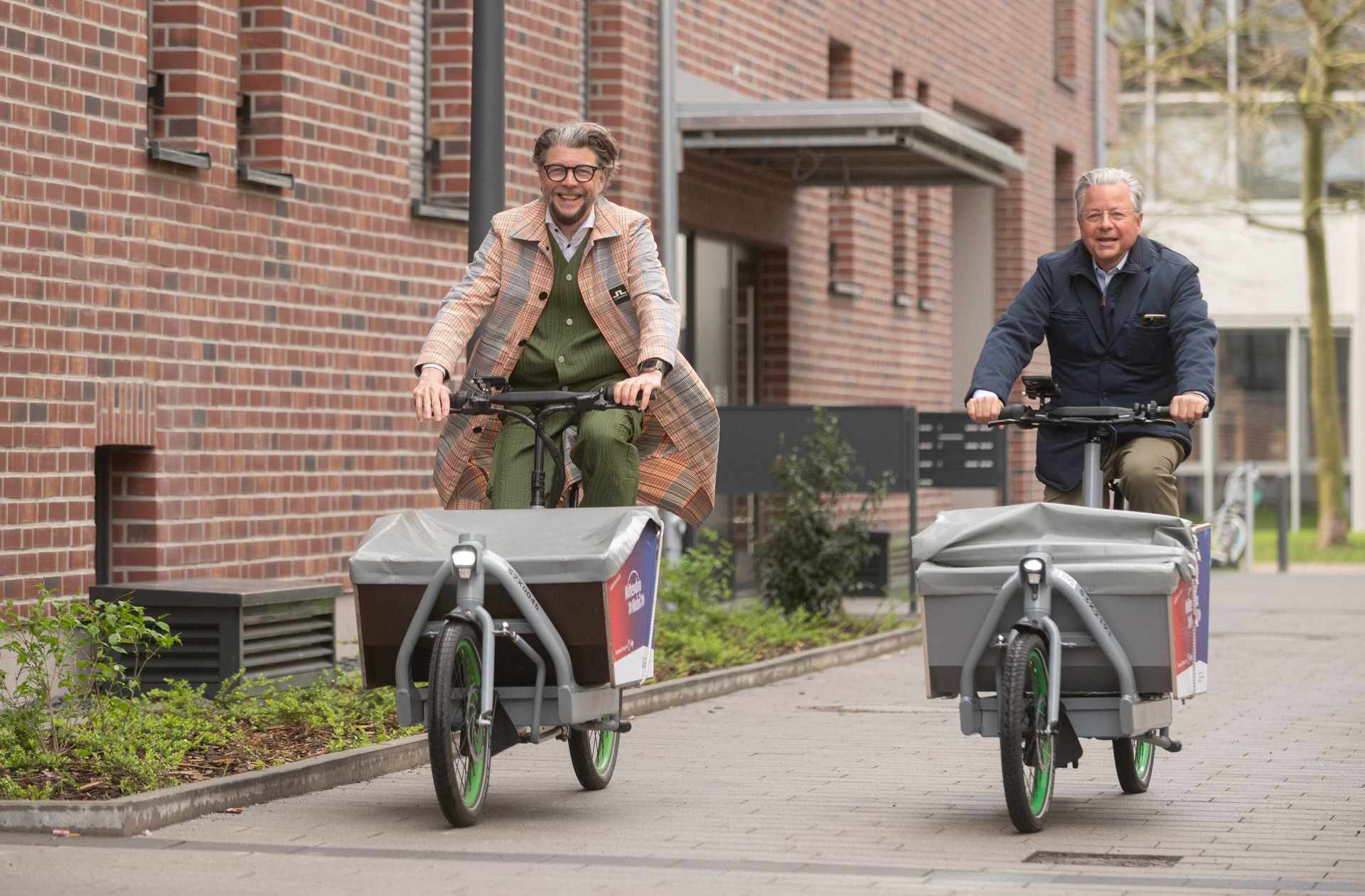 (v.l.) Sigo-Chef Kai von Borck und NHW-Geschäftsführer Dr. Constantin Westphal testeten die Lastenräder bei der Einweihung. Foto:NHW/Strohfeld