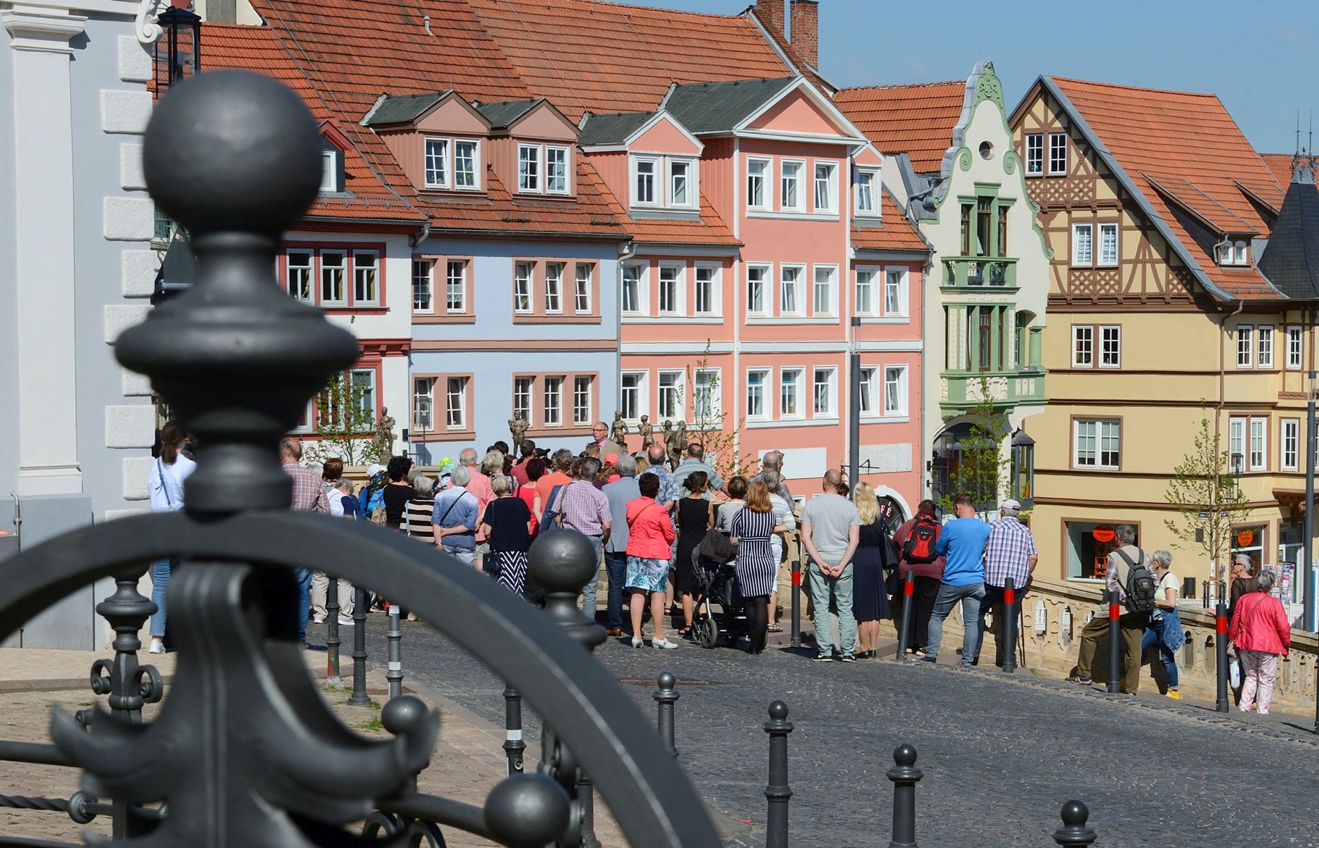 Eine Gruppe von Menschen besichtigt eine historische Altstadtkulisse