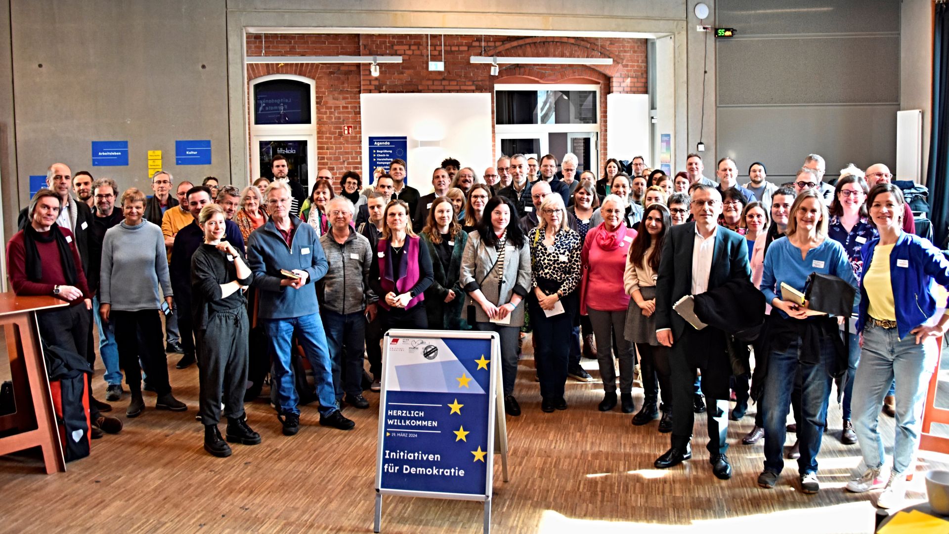 Gruppenfoto mit rund 50 Menschen von einem der ersten Treffen der neuen Demokratieinitiative.