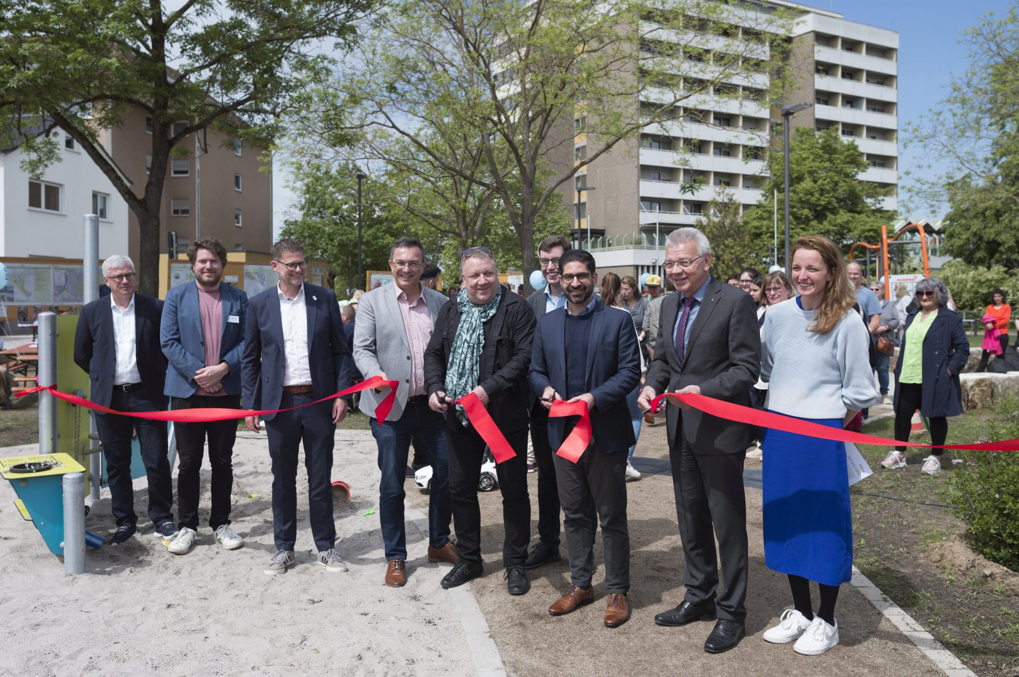 Feierliche Einweihung des Alfred-Delp-Platzes in Lampertheim mit (u.a.) Staatsminister: Kaweh Mansoori, Bürgermeister Gottfried Störmer, Markus Eichberger (NHW, Leiter Unternehmensbereich Stadtentwicklung), Gregor Voss (NHW, Leiter Fachbereich Stadtentwicklung Süd) und Tjark Albrecht (NHW, Projekteiter).