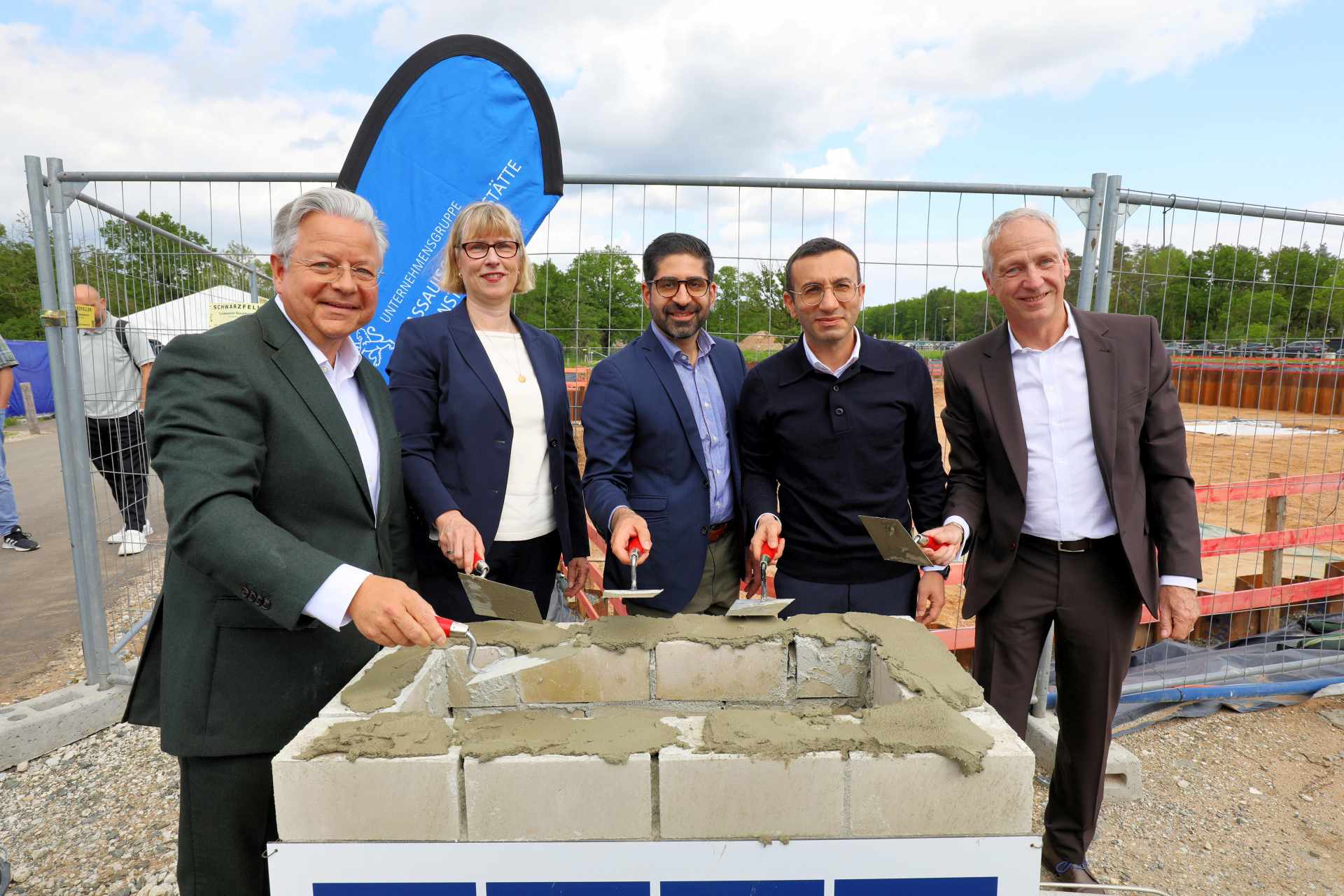 v.l.: NHW-Geschäftsführer Dr. Constantin Westphal, NHW-Geschäftsführerin Monika Fontaine-Kretschmer, Wirtschaftsminister Kaweh Mansoori, OB der Stadt Frankfurt Mike Josef und Dr. Thomas Hain, Leitender Geschäftsführer NHW legten den Grundstein für den "Riedbogen". Foto: NHW/Rohnke