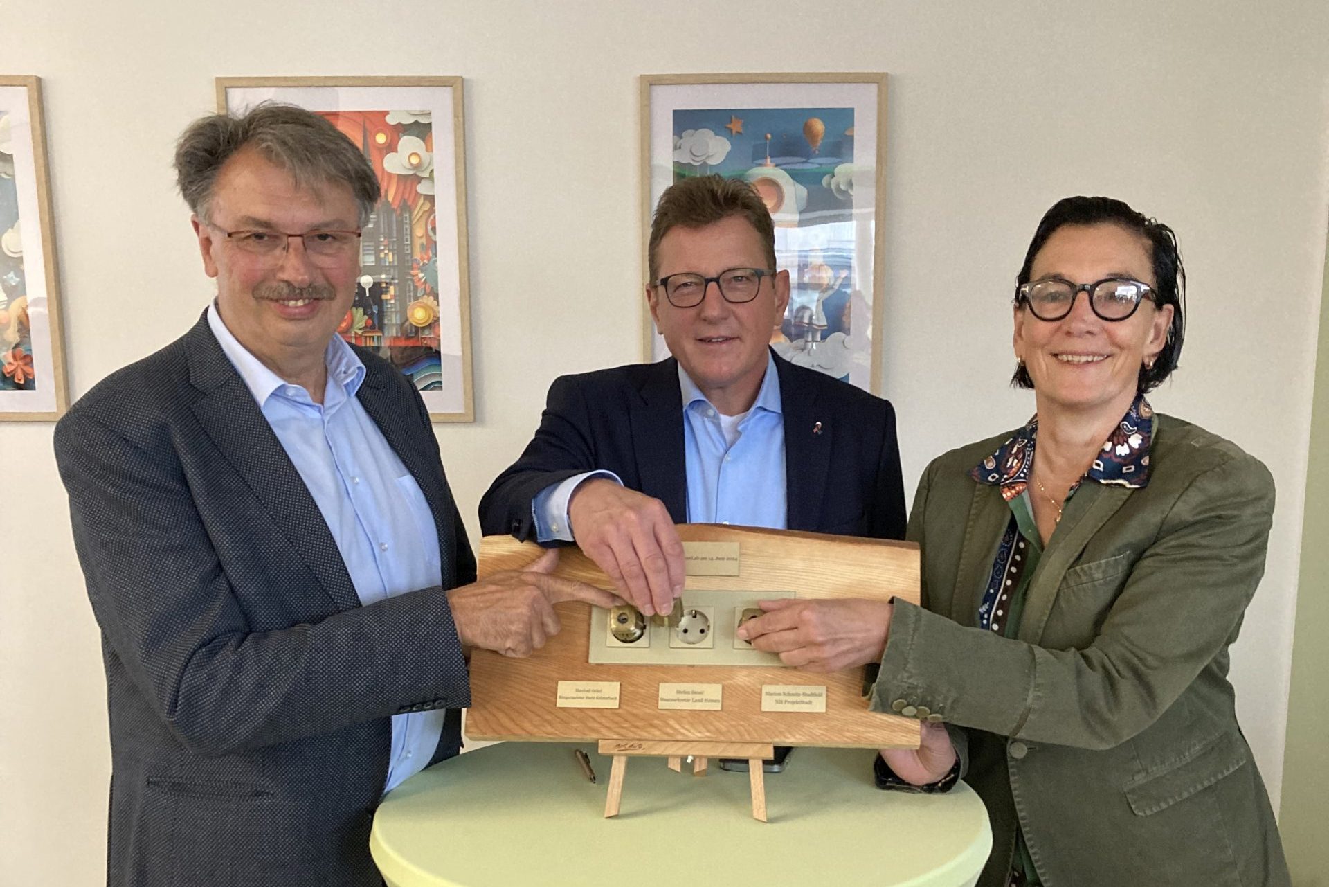 (v. li.) Kelsterbachs Bürgermeister Manfred Ockel, Stefan Sauer, Hessischer Staatssekretär für Digitalisierung und Innovation, und Marion Schmitz-Stadtfeld (ProjektStadt | Integrierte Stadtentwicklung) eröffnen symbolisch das KelsterLab.