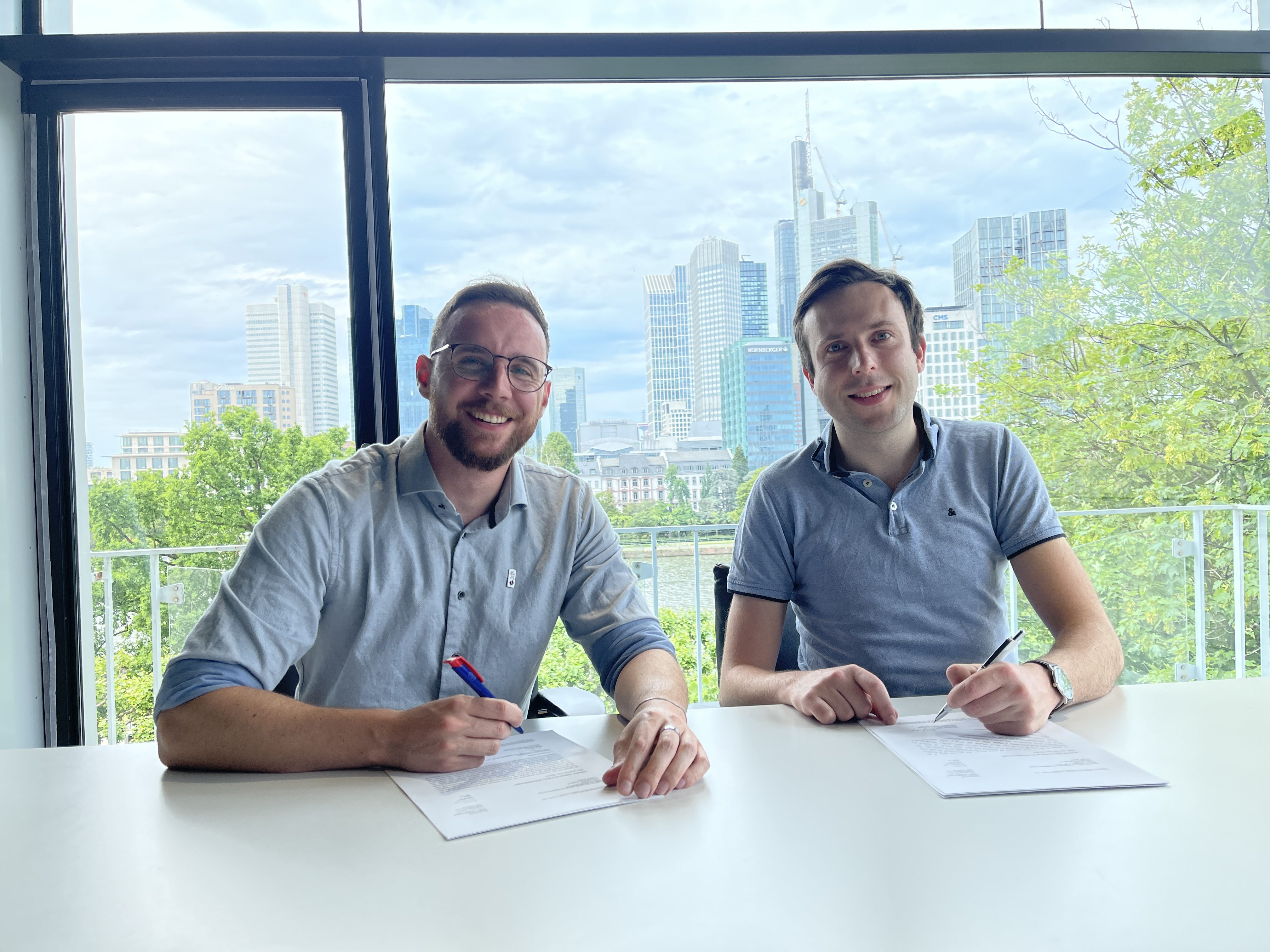 Besiegeln die Zusammenarbeit zwisNikolas Mück (li., NHW, Innovation & Project Manager hubitation) und Timo Wanke (GdW, Referat Digitalisierung und Demographie) unterzeichnen einen Vertrag