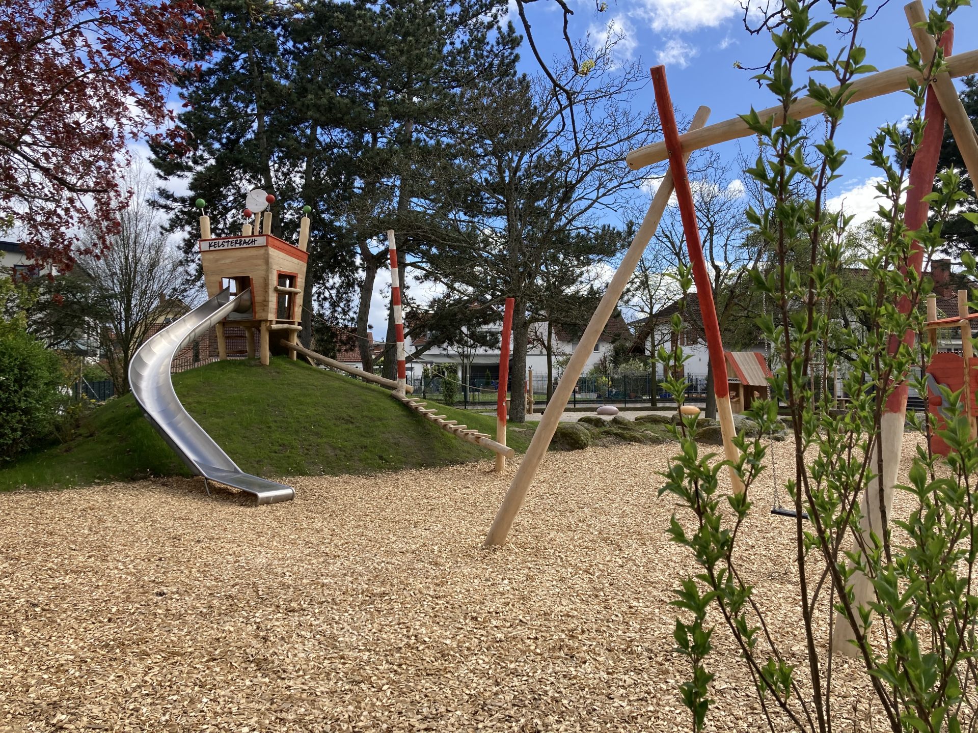 Spielplatz mit Rutsche und Schaukel