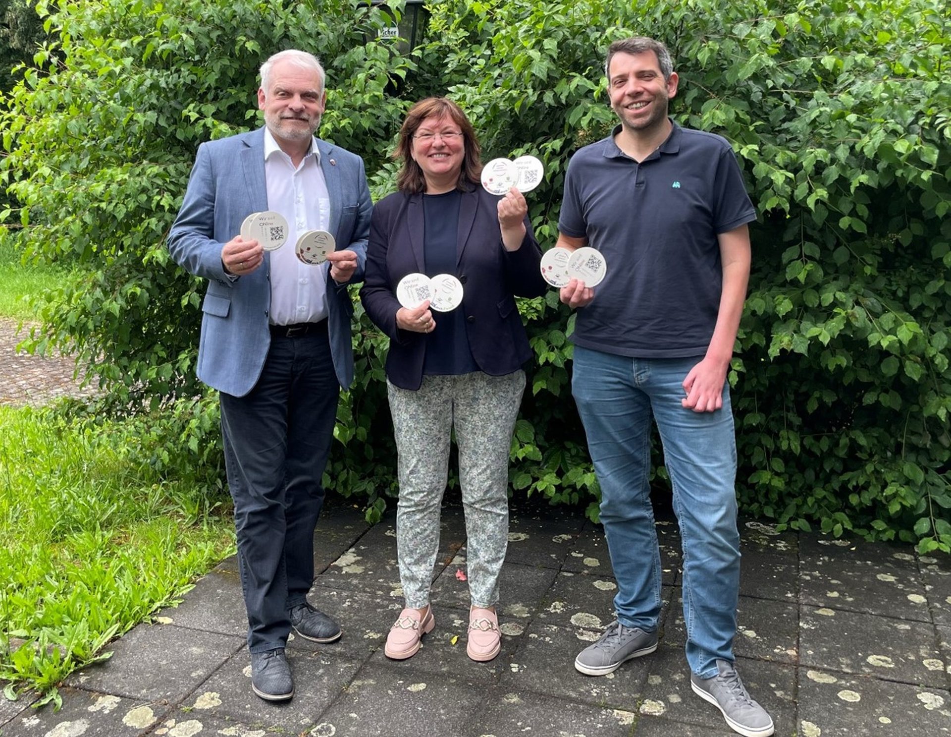 Präsentieren die Bierdeckel zur Bewerbung der Website: (v. li.) Guido Kempel (Bürgermeister Stadt Gedern), Ulrike Pfeiffer-Pantring (Bürgermeisterin Stadt Ortenberg) und Timo Tichai (Bürgermeister Gemeinde Hirzenhain).
