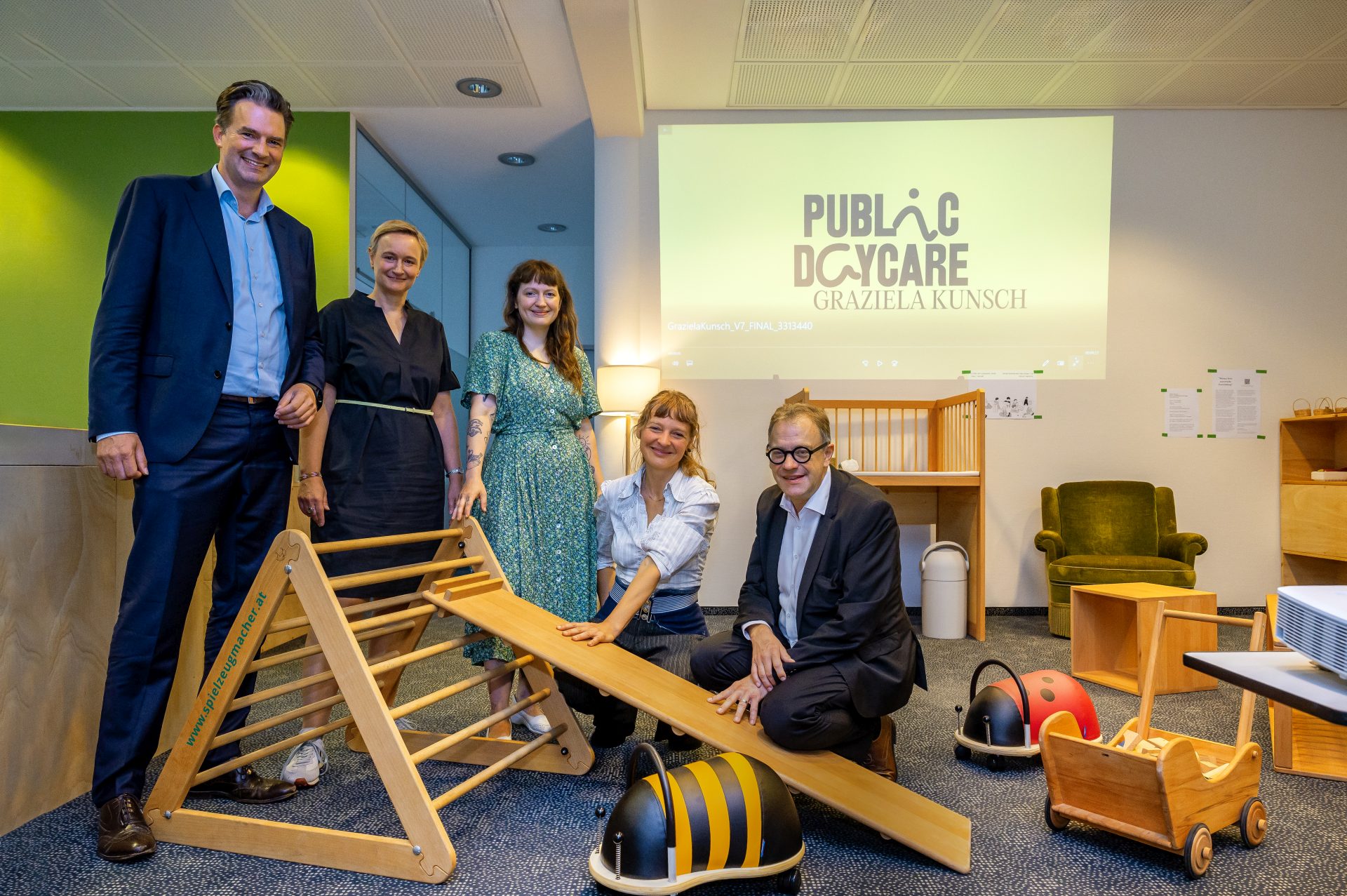 Ist jetzt in einer Gewerbefläche der NHW in Kassel untergebracht: das documenta‐Kunstwerk „Public Daycare“. (v.li.) Oberbürgermeister Sven Schoeller, Elke Avenarius, Projektpartnerin der Künstlerin Graziela Kunsch, Sarah Metz vom Gewächshaus e.V., Marianne Heuer von der Elterninitiative zum Erhalt von „Public Daycare“, Prof. Dr. Andreas Hoffmann, Geschäftsführer der documenta und Museum Fridericianum gGbmH haben den Ankauf durch die Stadt Kassel realisiert.