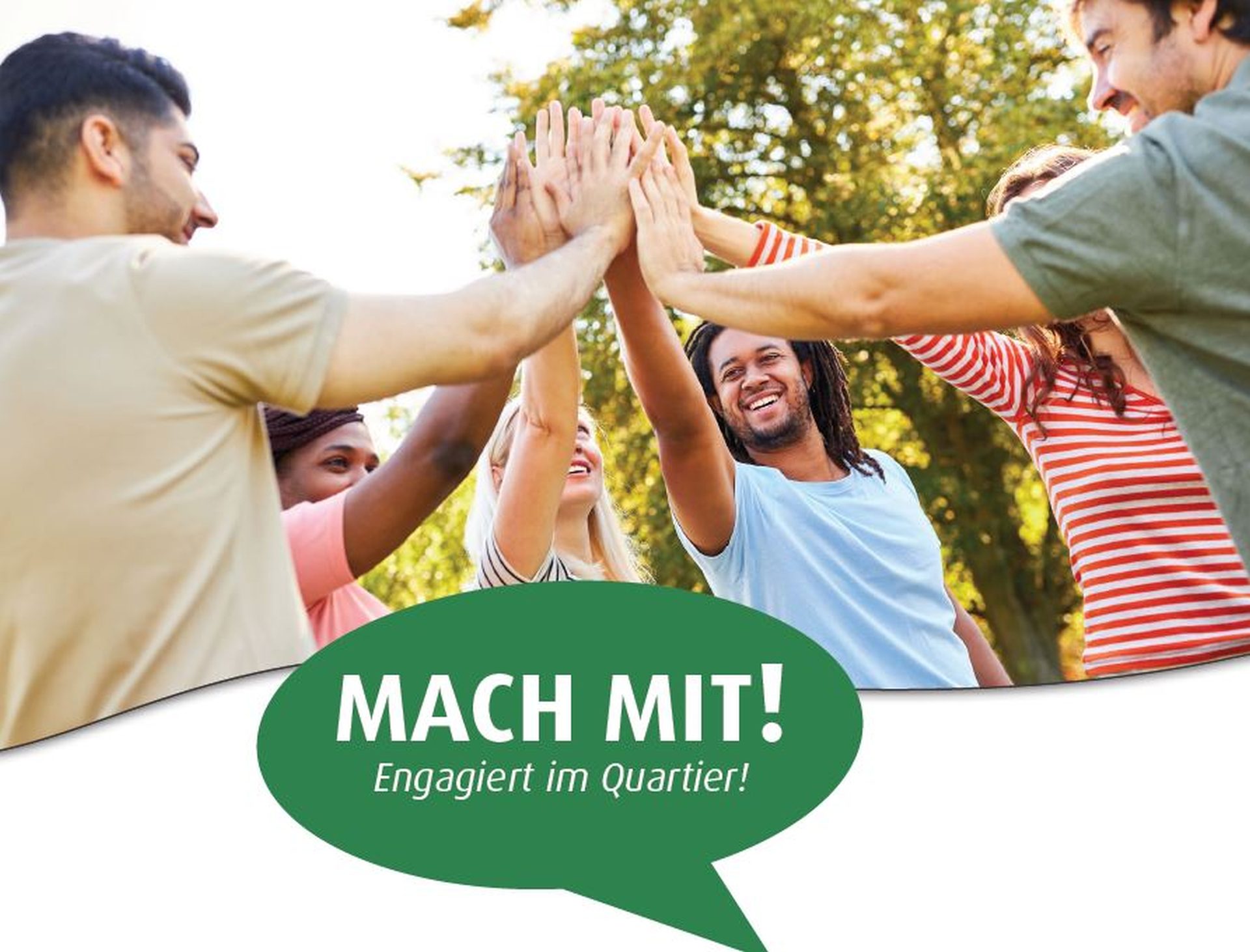 Mehrere junge Menschen machen gemeinsam High Five und lachen dabei