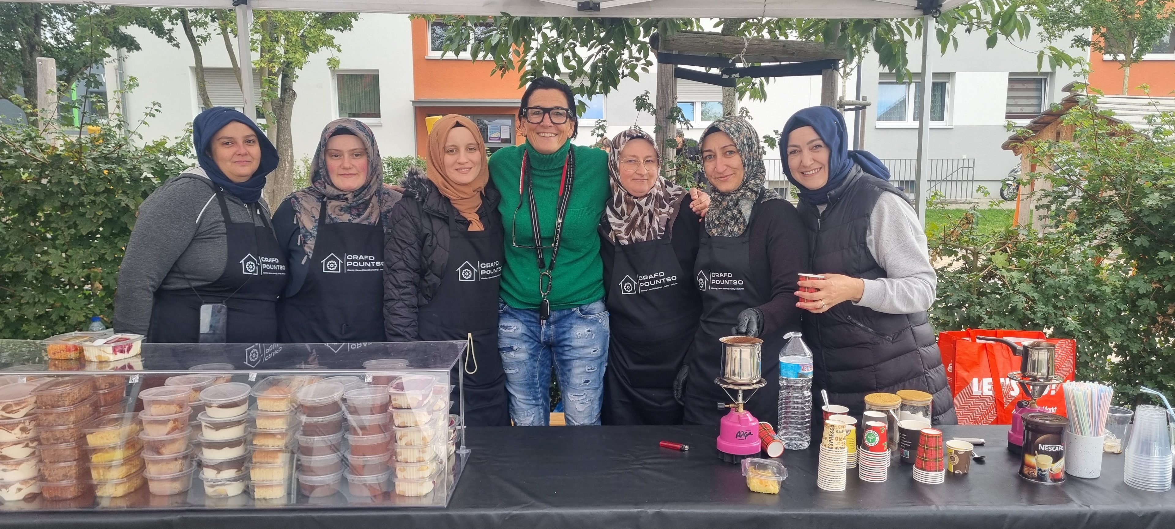 In der Mitte die Leiterin Marion Schmitz-Stadtfeld von der ProjektStadt | Integrierte Stadtentwicklung gemeinsam mit den Frauen des Moscheevereines IGMG, Foto: Projekt-Stadt | Integrierte Stadtentwicklung