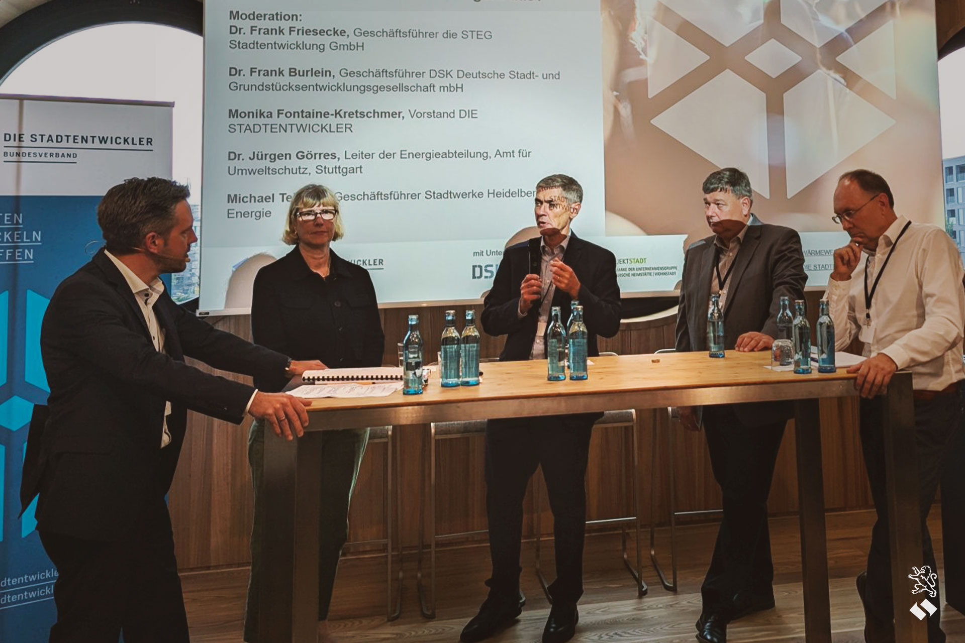 NHW-Geschäftsführerin Monika Fontaine-Kretschmer in einer Diskussionsrunde mit vier Herren 