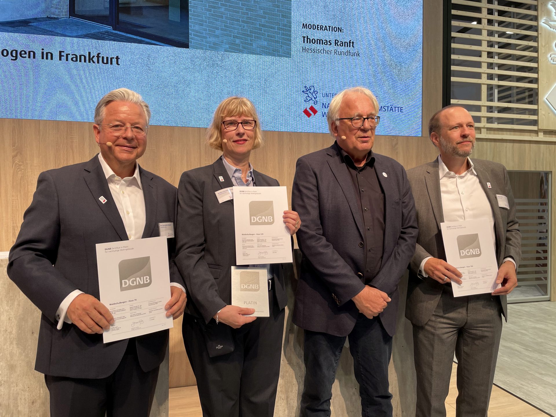 V.l.n.r.: Dr. Constantin Westphal, Monika Fontaine-Kretschmer (beide NHW Geschäftsführung), Prof. Dr. Alexander Rudolphi (DGNB), Helge Bitzer (NHW Leiter Neubau)