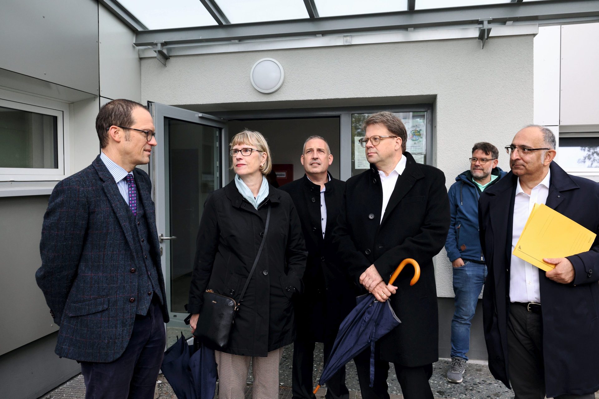 Beim Presserundgang dabei waren NHW-Geschäftsführerin Monika Fontaine-Kretschmer, Oberbürgermeister Dr. Heiko Wingenfeld (3. v. re.), Stadtbaurat Daniel Schreiner (li.), NHW-Regionalcenterleiter Sascha Holstein (3. v. li.) und Reza Tehrani, NHW-Fachbereichsleiter Modernisierung/Großinstandhaltung.