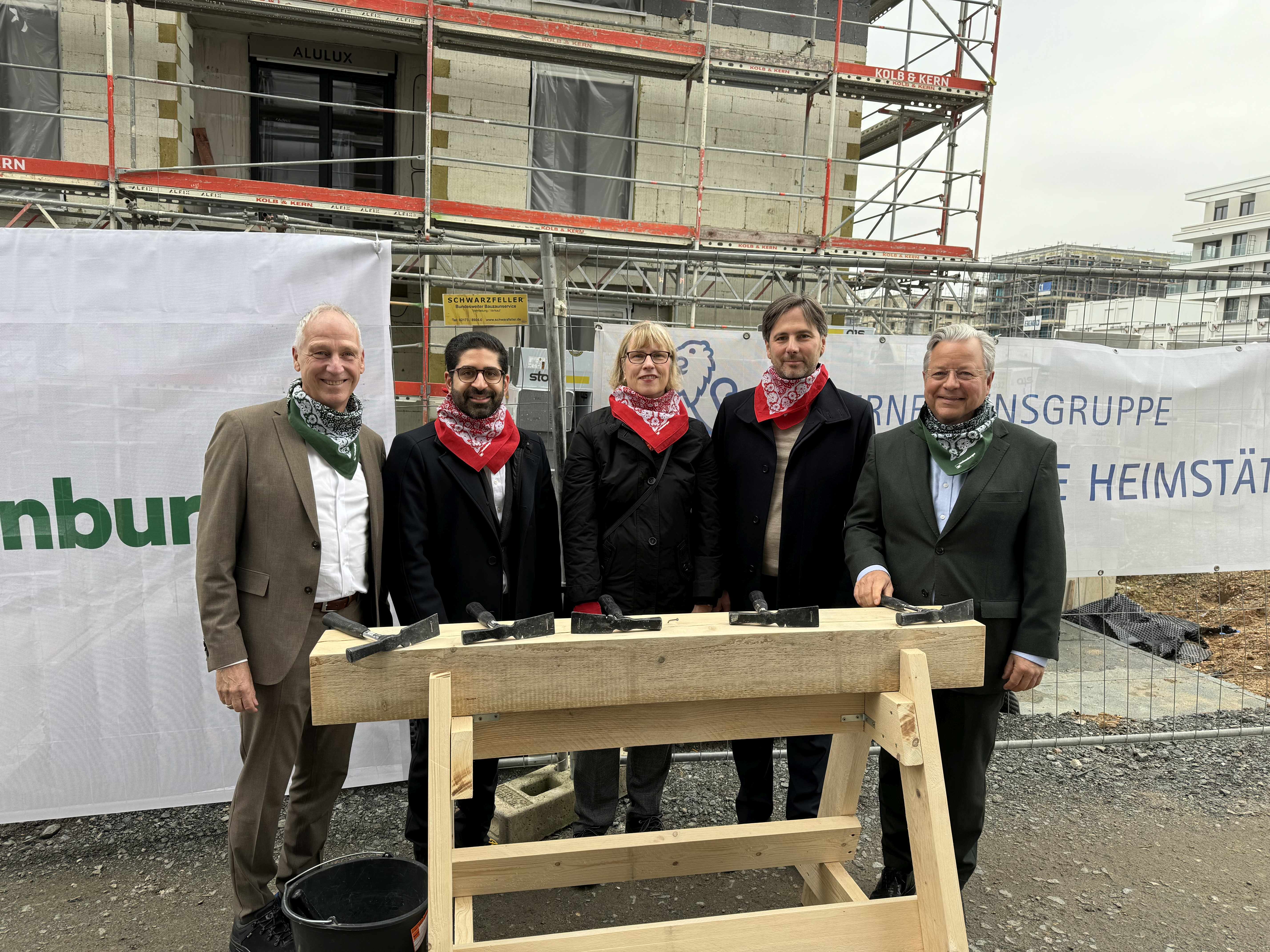 Hämmerten gemeinsam: (v.l.) Dr. Thomas Hain, ltd. NHW-Geschäftsführer, Wohnungsbauminister Kaweh Mansoori, NHW-Geschäftsführerin Monika Fontaine-Kretschmer, Planungsdezernent Prof. Marcus Gwechenberger und NHW-Geschäftsführer Dr. Constantin Westphal. Foto: NHW