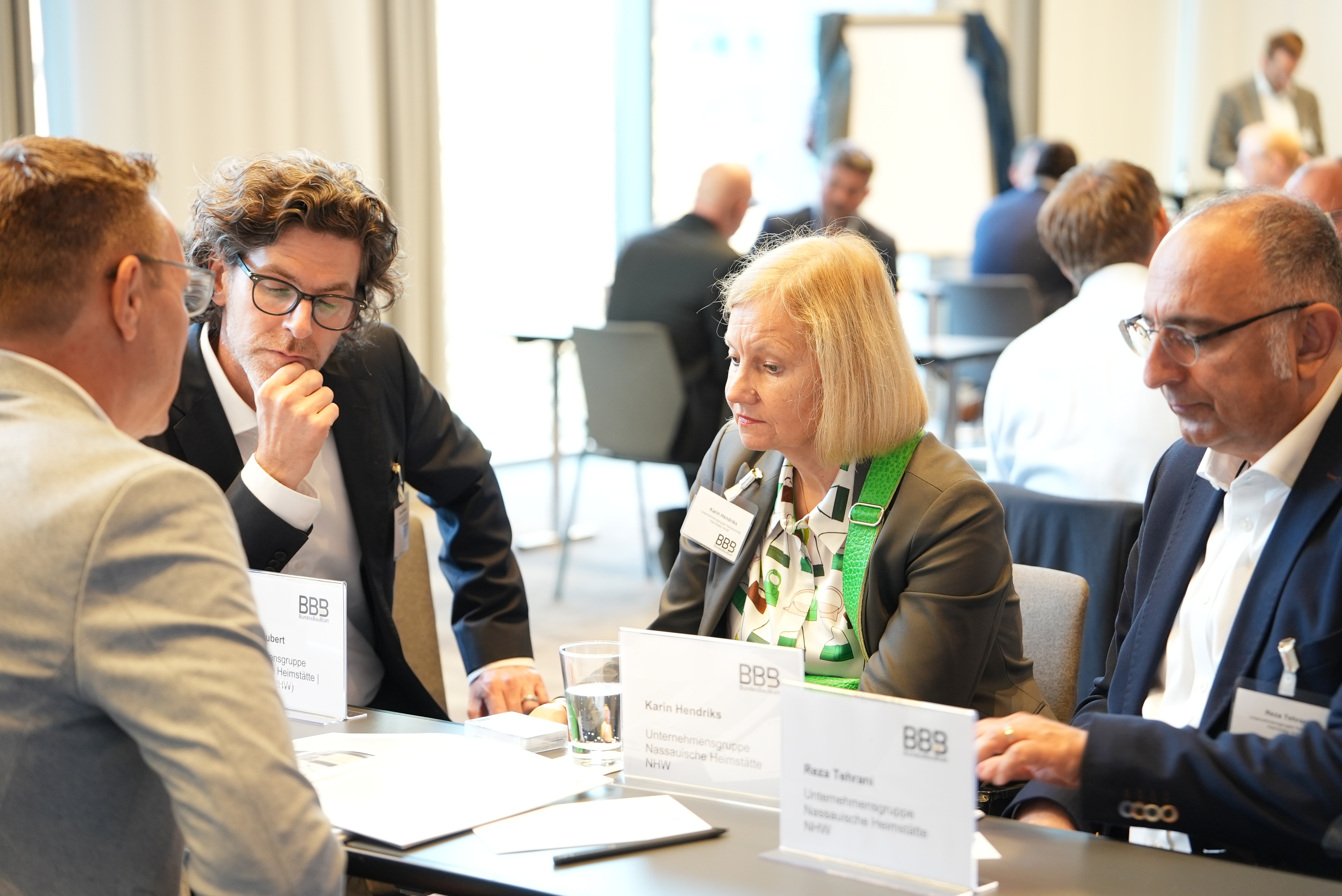 Tischgespräch: Karin Hendriks, Sven Schubert und Reza Tehrani beim BundesBauBlatt-Gipfel.