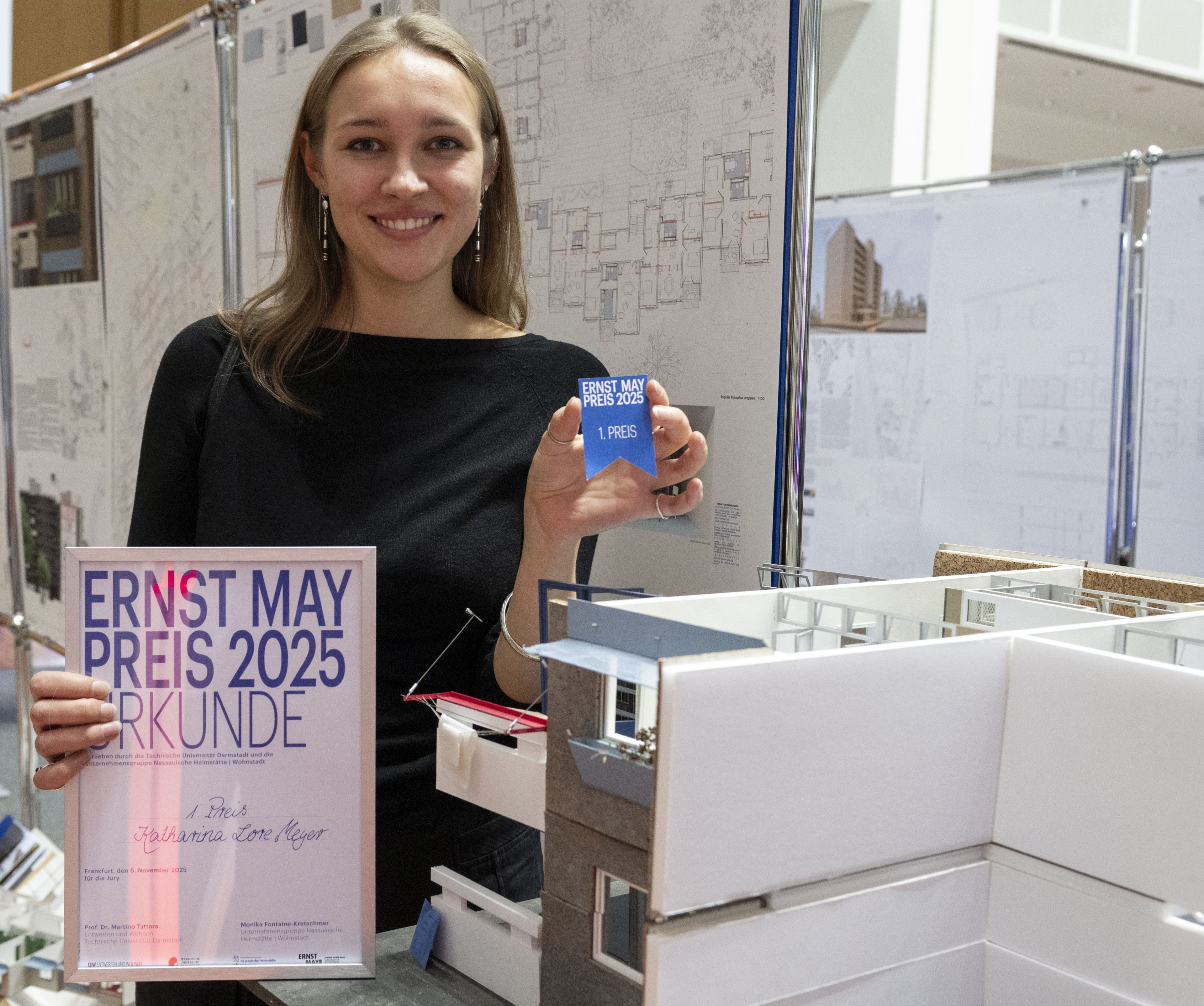 Die Siegerin des Ernst-May-Preises 2025: Katharina Lore Meyer mit Urkunde und Modell