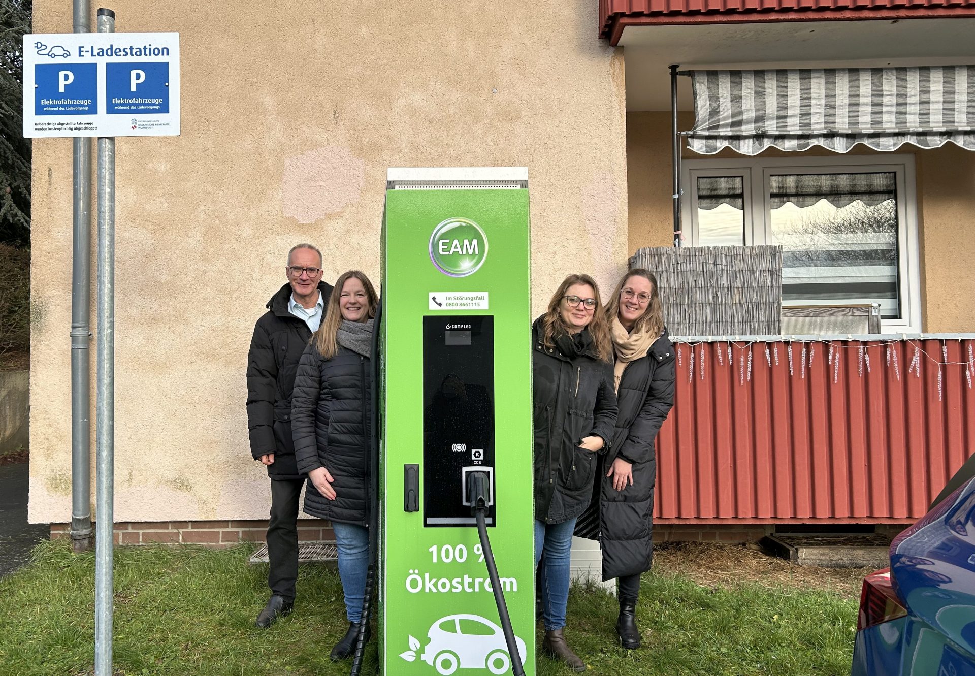 Ortstermin an der Ladestation in Baunatal: (v. li.) Henning Löwer, Melanie Langhuth, Elena Krone und Julia Ranft von der NHW-Tochter MET.