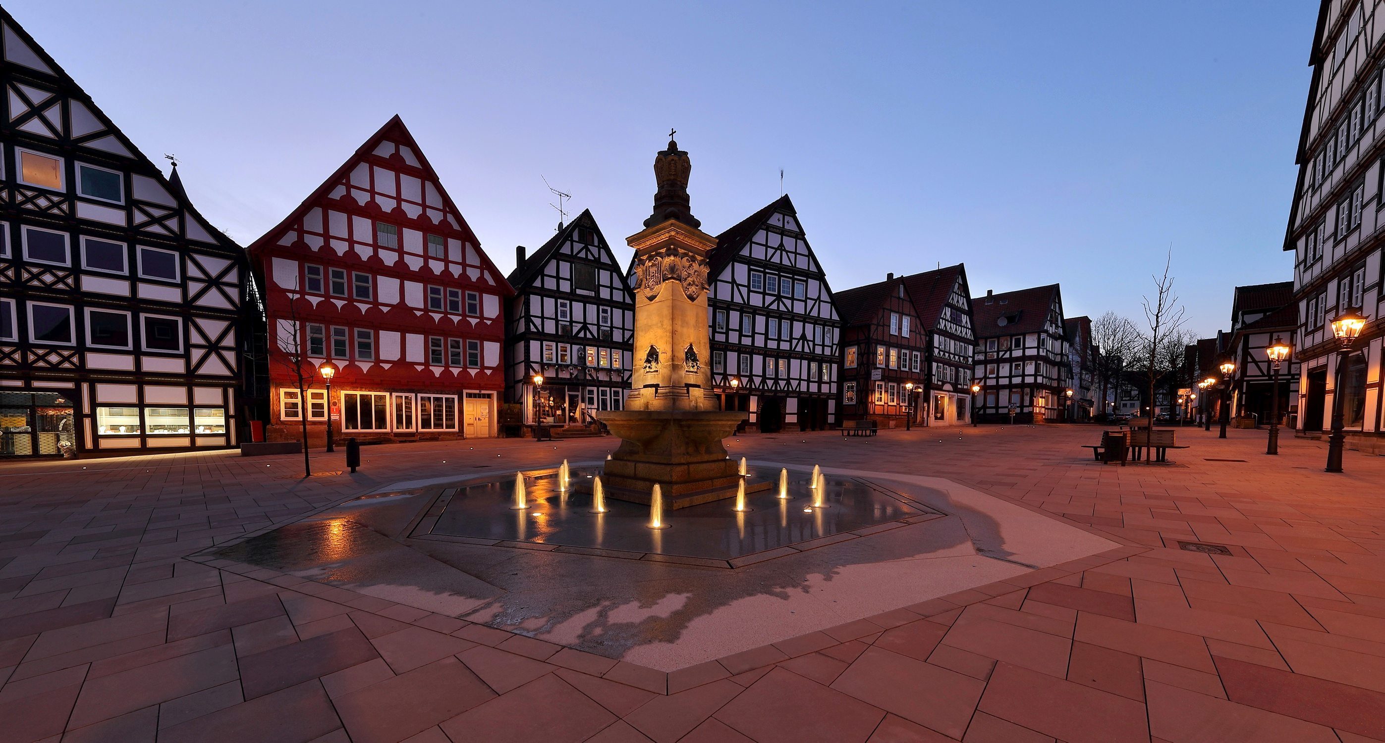 Fachwerkkulisse auf dem neu gestalteten Marktplatz in Hofgeismar bei Dämmerung