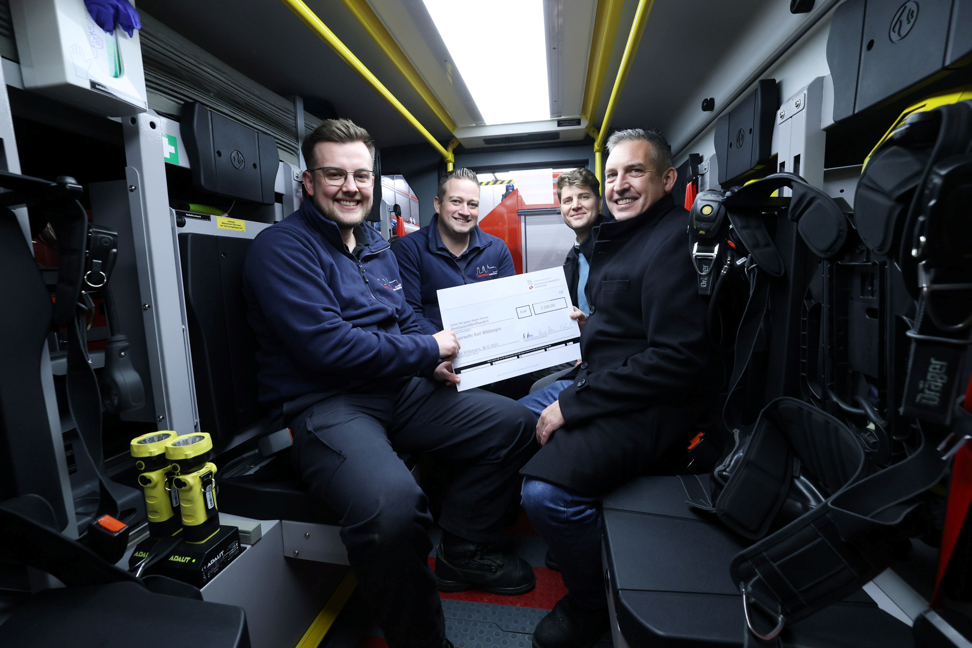 Freuten sich über die Weihnachtsspende der NHW: (v. li.) Christian Schraps und Alexander Conradi,  Vereinsvorsitzender und stellv. Wehrführer der Freiwilligen Feuerwehr Bad Wildungen, Alexander Hauschild, Projektleiter Soziale Quartiersentwicklung NHW und Sascha Holstein, Regionalcenter-Leiter Kassel. Foto: NHW / Andreas Fischer