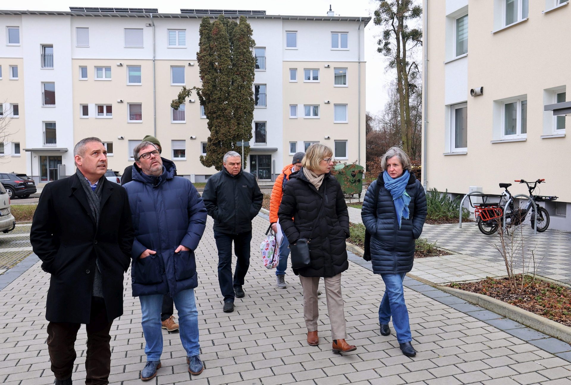 Rundgang durchs Quartier: Monika Fontaine-Kretschmer (2. v. re.) und Simone Fedderke, Sascha Holstein, NHW-Regionalcenterleiter in Kassel (li.) und Joachim Möller, Leiter FB Modernisierung/Großinstandhaltung.