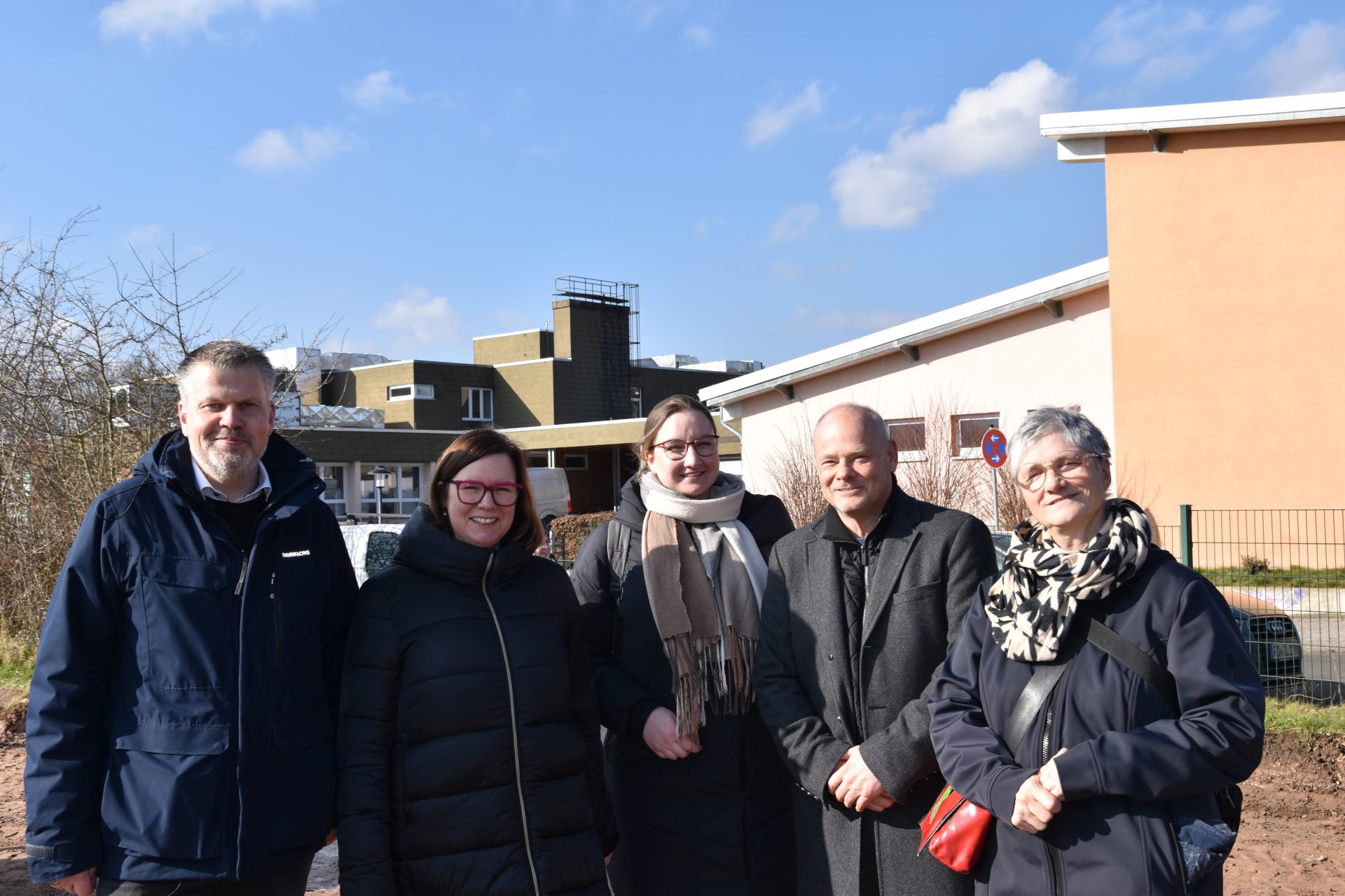 (v. li.) Bürgermeister Stefan Knoche, Staatssekretärin Manuela Strube, Lucy Grossmann (Programmverantwortliche im Hessischen Wirtschaftsministerium), Ulrich Türk (ProjektStadt, Fachbereichsleiter Stadtentwicklung Nord) und Veronika Schreck (ProjektStadt, Quartiersmanagerin).