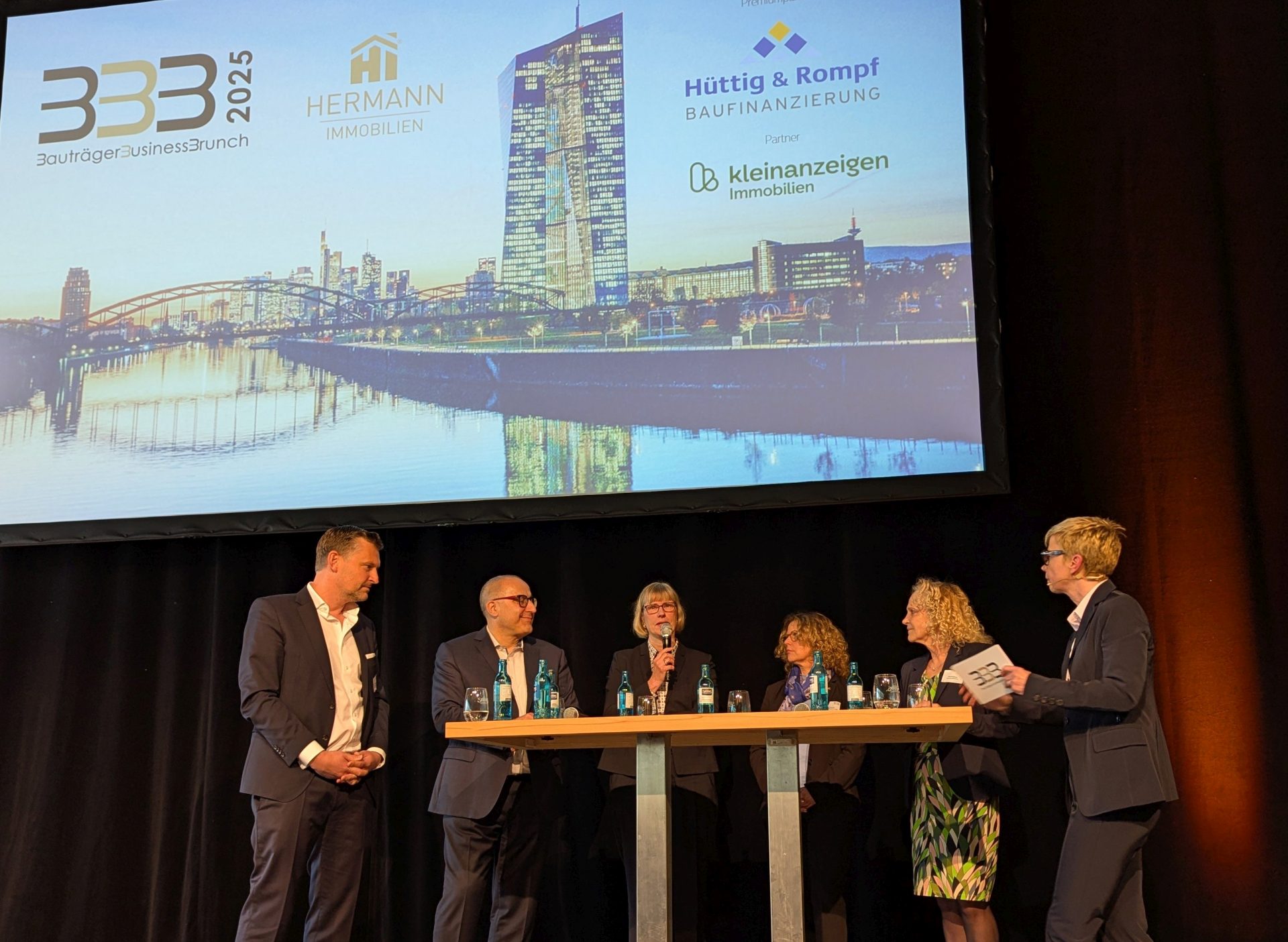 Expertenrunde beim Bauträger Business Brunch mit NHW-Geschäftsführerin Monika Fontaine-Kretschmer, Staatssekretärin Ines Fröhlich, Anja Herdel, Geschäftsführerin Wissenschaftsstadt Darmstadt Marketing GmbH, Roland Stöcklin, Geschäftsführer Stadtentwicklungsgesellschaft Wiesbaden mbH, und Gerald Lipka, Geschäftsführer BFW Landesverband Freier Immobilien- und Wohnungsunternehmen Hessen/Rheinland-Pfalz/Saarland.