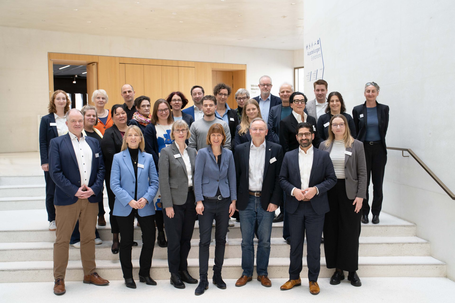 Gruppenfoto: die Mitglieder des Zukunftsbündnisses für den Sozialen Zusammenhalt, darunter auch NHW-Geschäftsführerin Monika Fontaine-Kretschmer