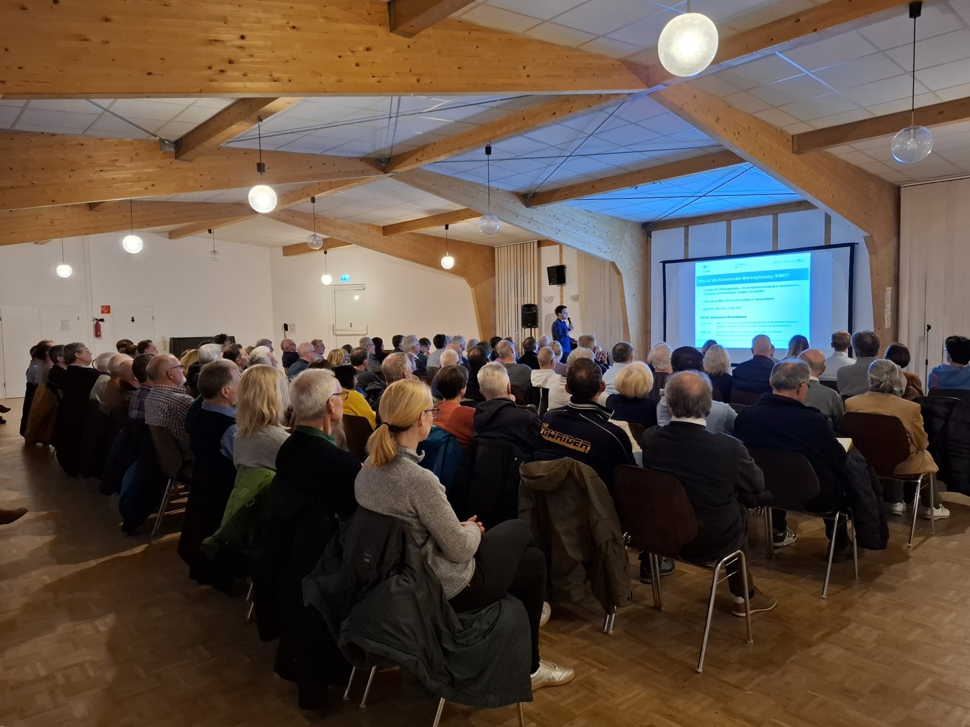 Blick von hinten auf die Besucherinnen und Besucher des Infoabends in Heusenstamm
