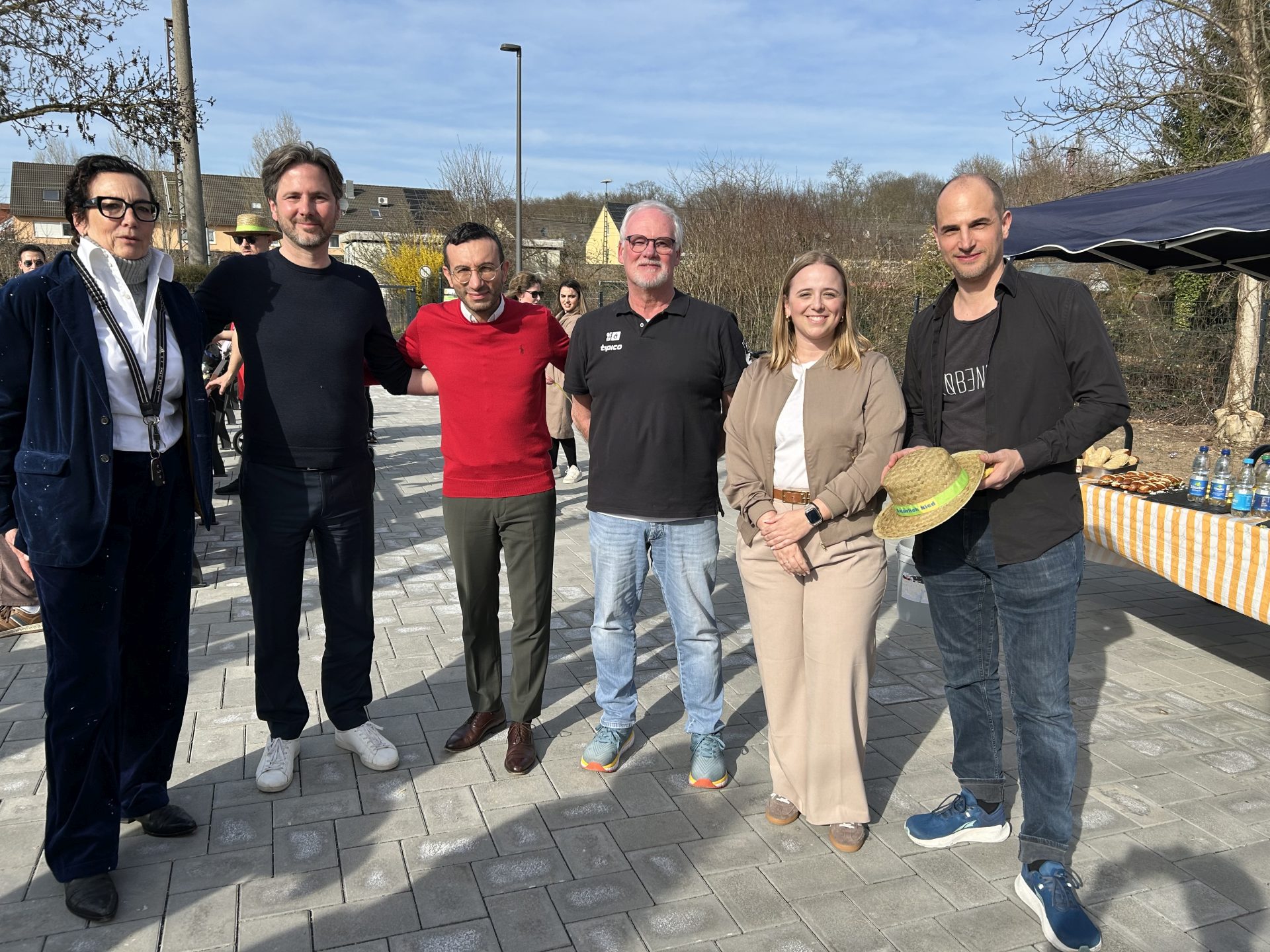 Das Team der ProjektStadt: Leiterin Integrierte Stadtentwicklung Marion Schmitz-Stadtfeld (li.), Nicole Thamm (2. v. re.) und Projektleiter Jan Thielmann (re.) zusammen mit Frankfurts Oberbürgermeister Mike Josef (roter Pulli), Stadtrat Prof. Dr. Markus Gwechenberger (2. v. li.) und dem 2. Vorsitzenden Lutz Haas von FM Alemannia 08 Nied. Foto: ProjektStadt