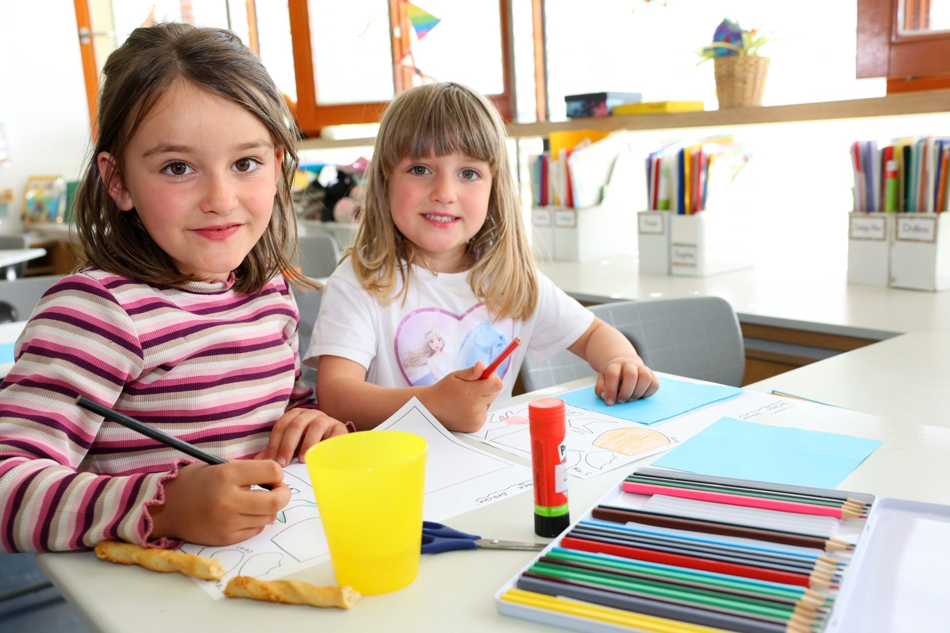 Zwei Mädchen beim Basteln und Malen