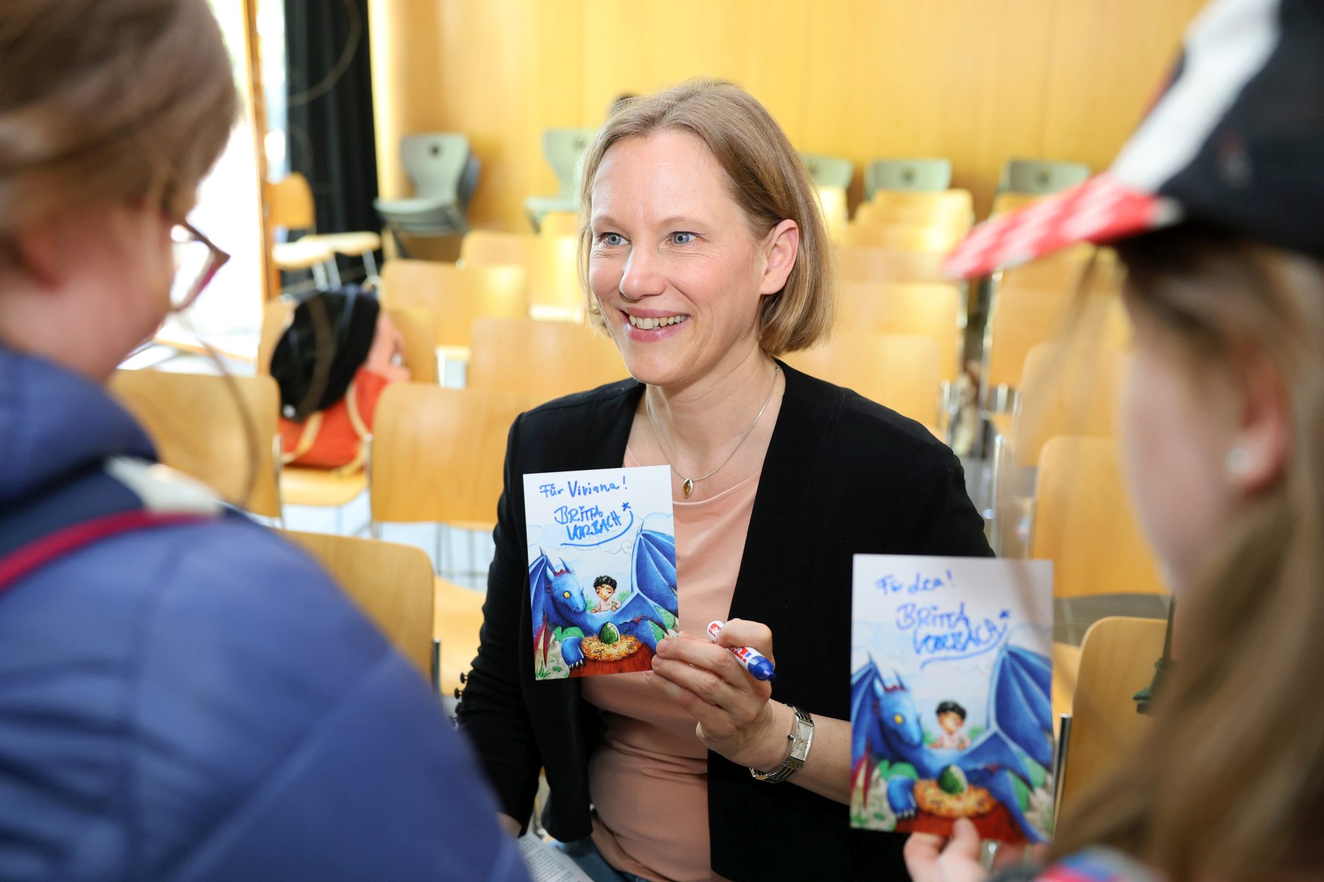 Autorin Britta Vorbach im Gespräch mit Kindern