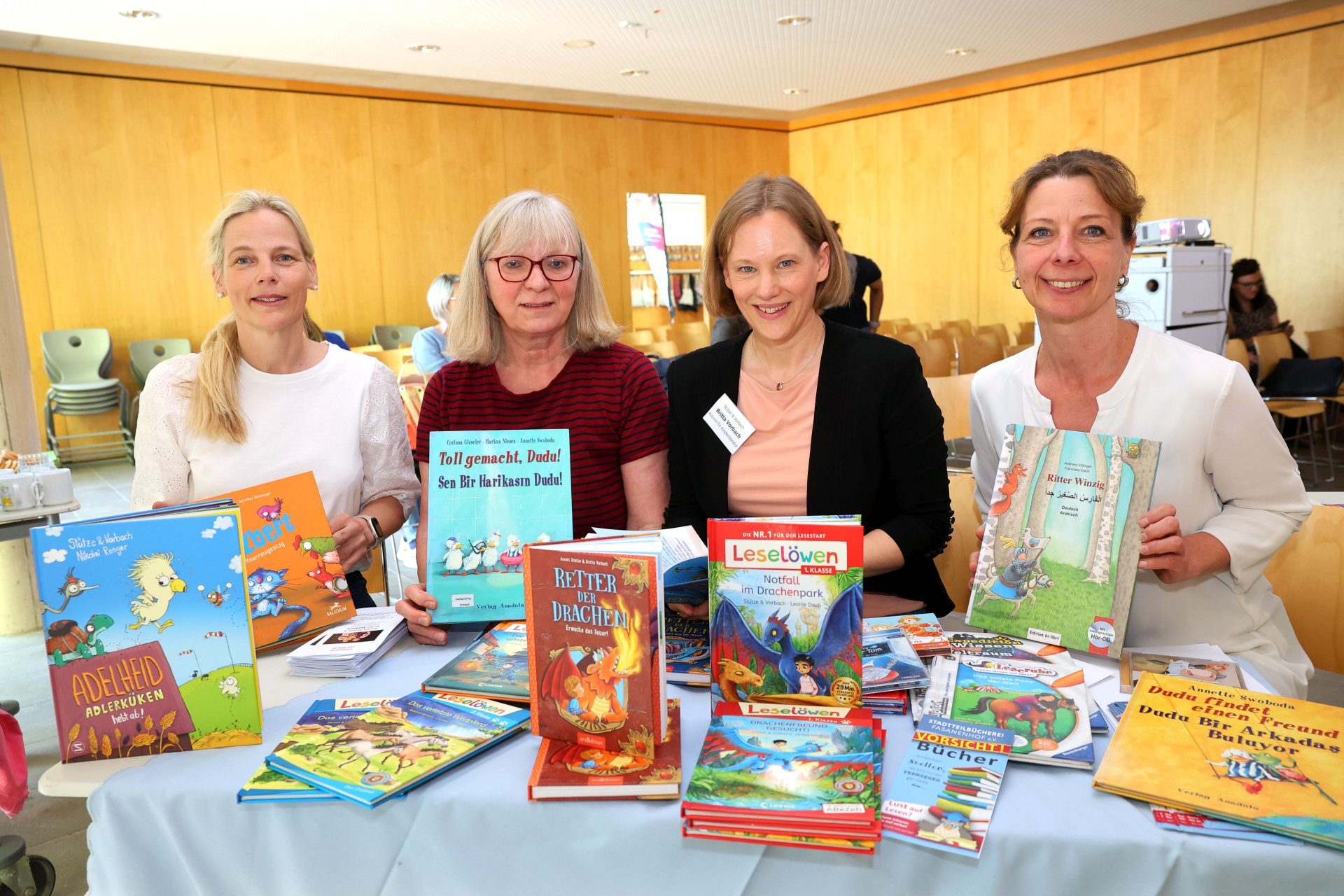 (v.l.) Kristiane Bäumner (Sozialpädagogische Leiterin Elterncafé Grundschule Wolfsanger-Hasenhecke), Sabine Ude (Stadtteilbücherei Fasanenhof e.V.), Autorin Britta Vorbach und Jennifer Linke (NHW, Soziale Quartiersentwicklung). Foto: NHW / Andreas Fischer