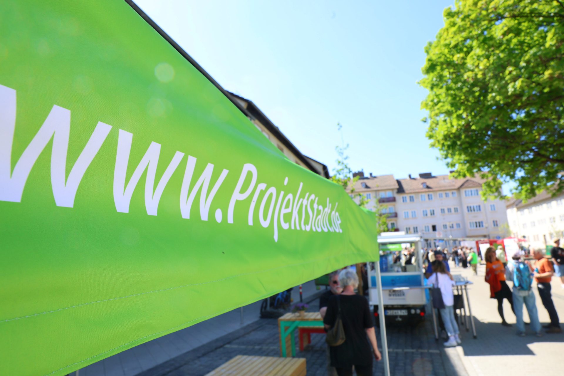Banner der ProjektStadt, weiße Schrift auf grünem Grund