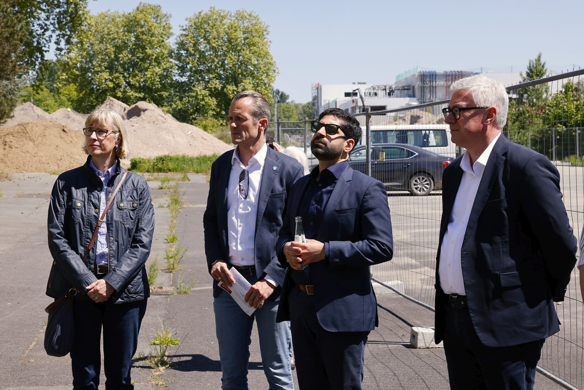 Hessens Wirtschaftsminister Kaweh Mansoori (3.v.li.), Offenbachs Oberbürgermeister Felix Schwenke (2.v.li.) sowie NHW-Geschäftsführerin Monika Fontaine-Kretschmer und Markus Eichberger (NHW, Leiter Unternehmensbereich Stadtentwicklung) besichtigen den Innovationscampus Offenbach.