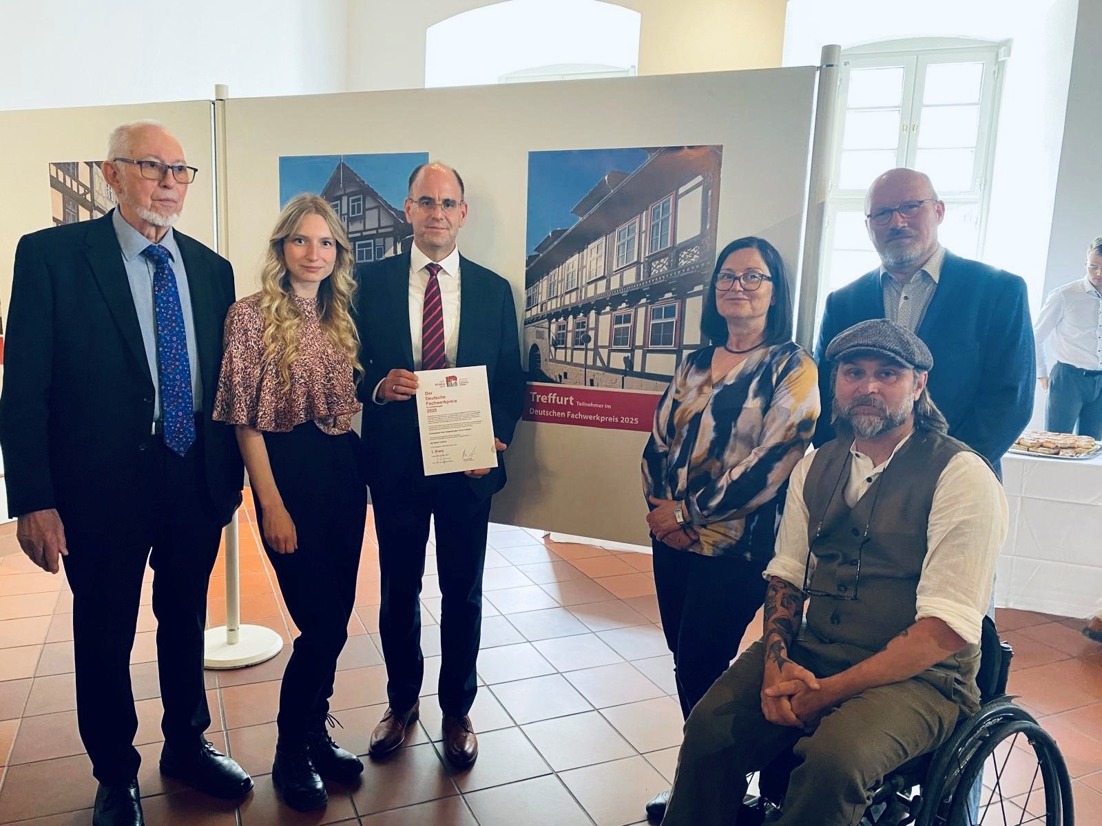 Freuen sich über die Auszeichnung: (v. li.) Prof. Dipl.-Ing. Manfred Gerner (Präsident Arbeitsgemeinschaft Deutsche Fachwerkstädte e. V.), Alice Dinger (Projektleiterin ProjektStadt), Michael Reinz (Bürgermeister Stadt Treffurt), Angela Leinhos (Architektin des Gebäudes), Michael König (Hotelleitung) und Ralf Stützer (Projektleitung Betreiber Hotel). Foto: Diana Wetzestein