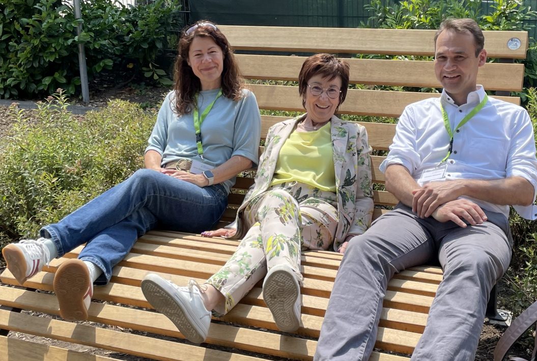 Bürstadts Bürgermeisterin Barbara Schader (Mi.) sowie die ProjektStadt-Mitarbeiter Jana Simon-Bauer und Christian Schwarzer auf einem überdimensionalen Holz-Liegestuhl.