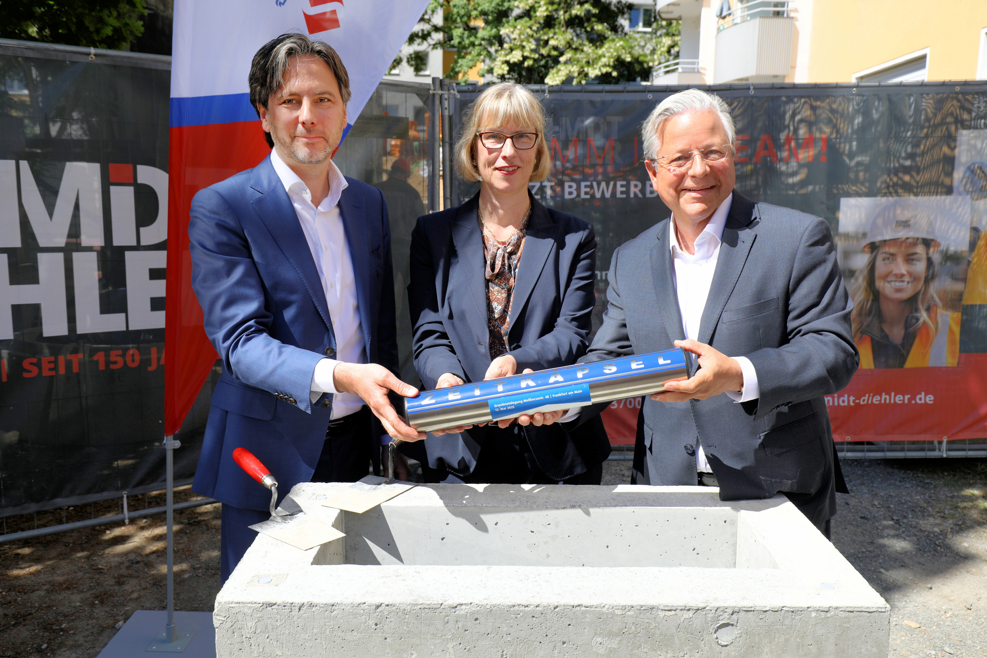 ( v.l.): Professor Marcus Gwechenberger, Dezernent für Planen und Wohnen der Stadt Frankfurt, NHW-Geschäftsführerin Monika Fontaine-Kretschmer und NHW-Geschäftsführer Dr. Constantin Westphal, legten gemeinsam den Grundstein für den Neubau. Foto: NHW/Thomas Rohnke