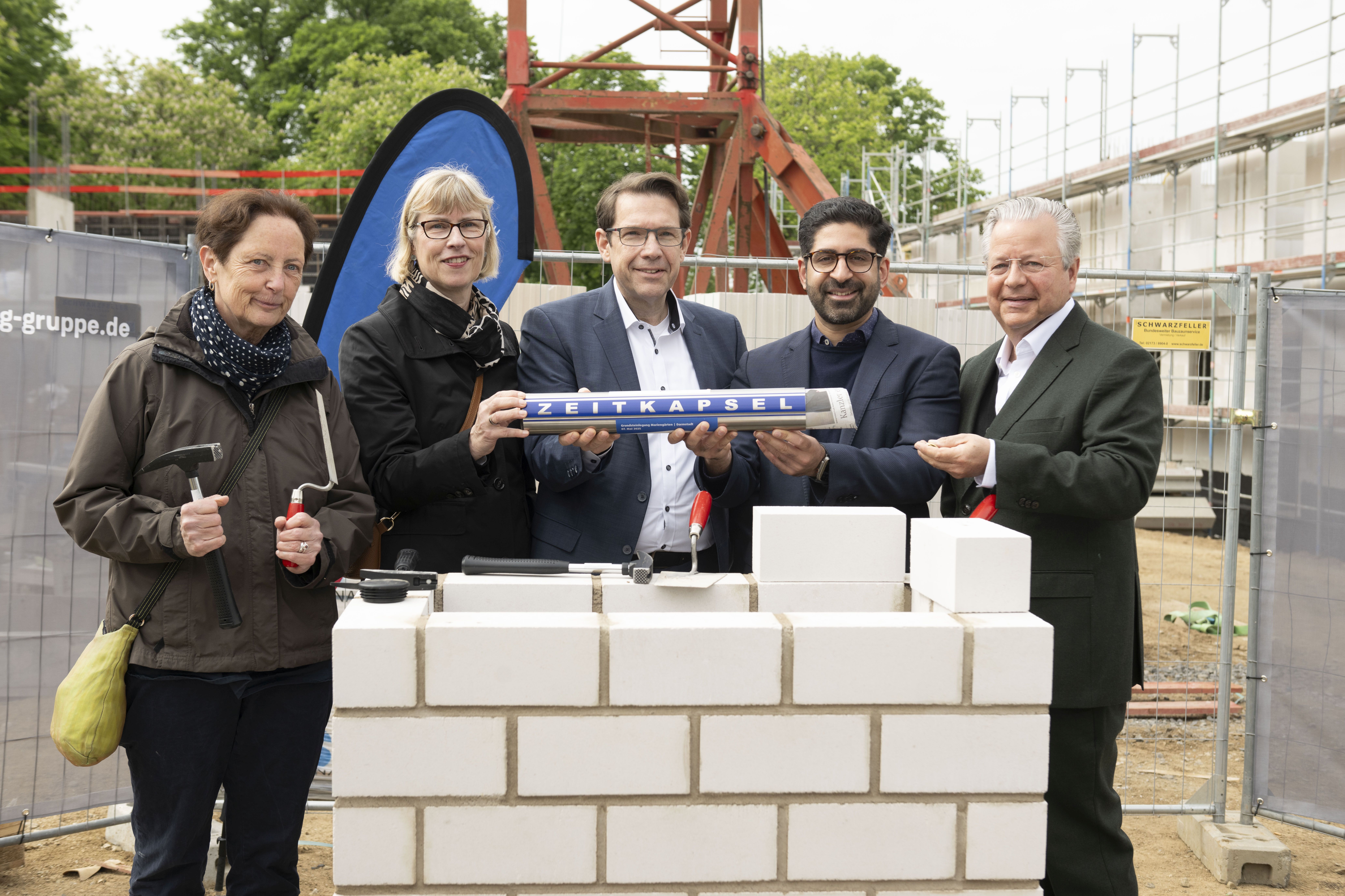 Bürgermeisterin Barbara Akdeniz, NHW-Geschäftsführerin Monika Fontaine-Kretschmer, Oberbürgermeister Hanno Benz, Wirtschaftsminister Kaweh Mansoori und Dr. Constantin Westphal, NHW-Geschäftsführer legten gemeinsam den Grundstein auf der Baustelle.