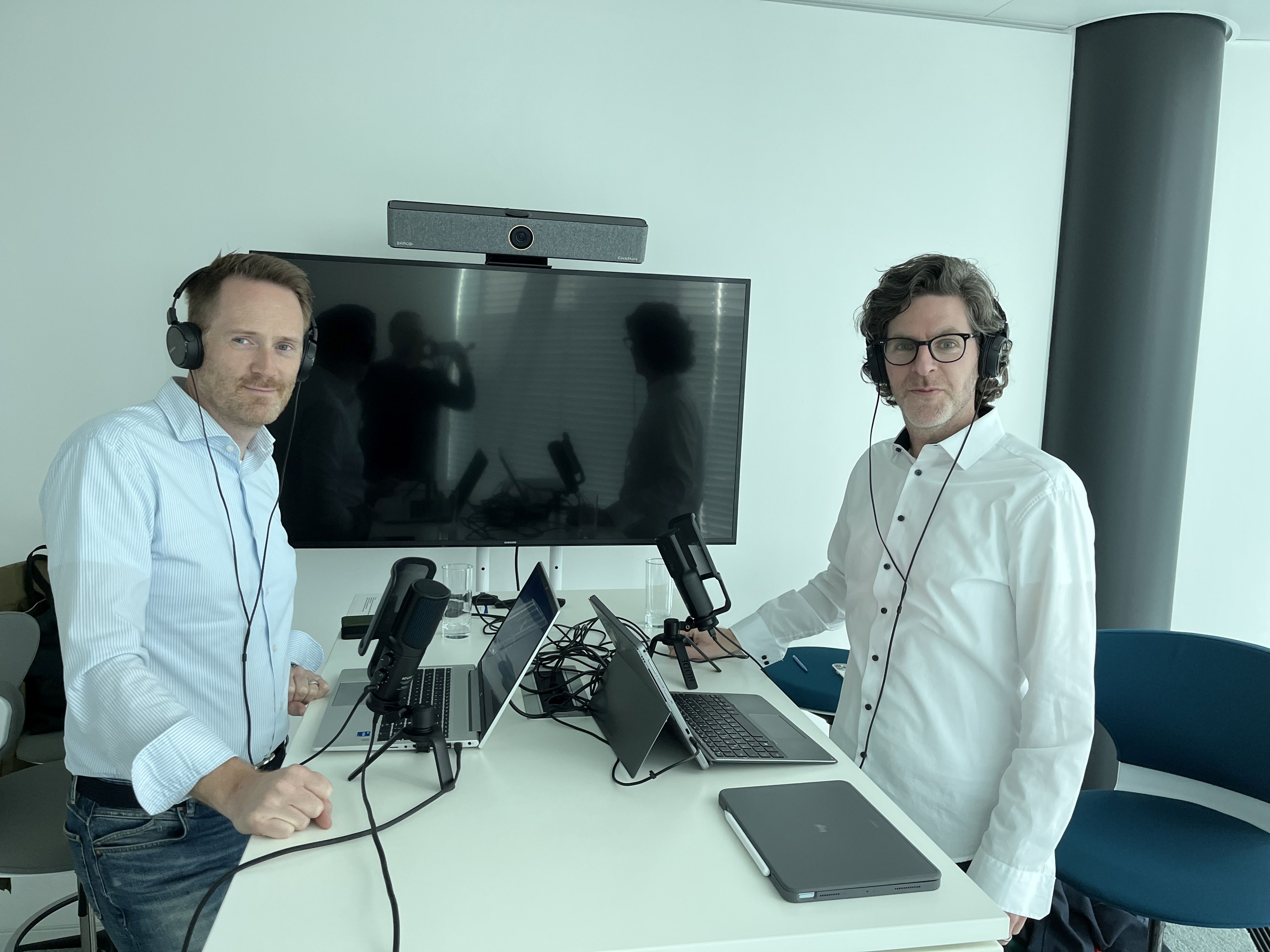 (v.l.): Andreas Kipp, Leiter Vertrieb und Marketing RENOWATE und NHW-Projektleiter Sven Schubert diskutierten über die Chancen und Herausforderungen der Seriellen Sanierung. Foto: NHW/ RENOWATE