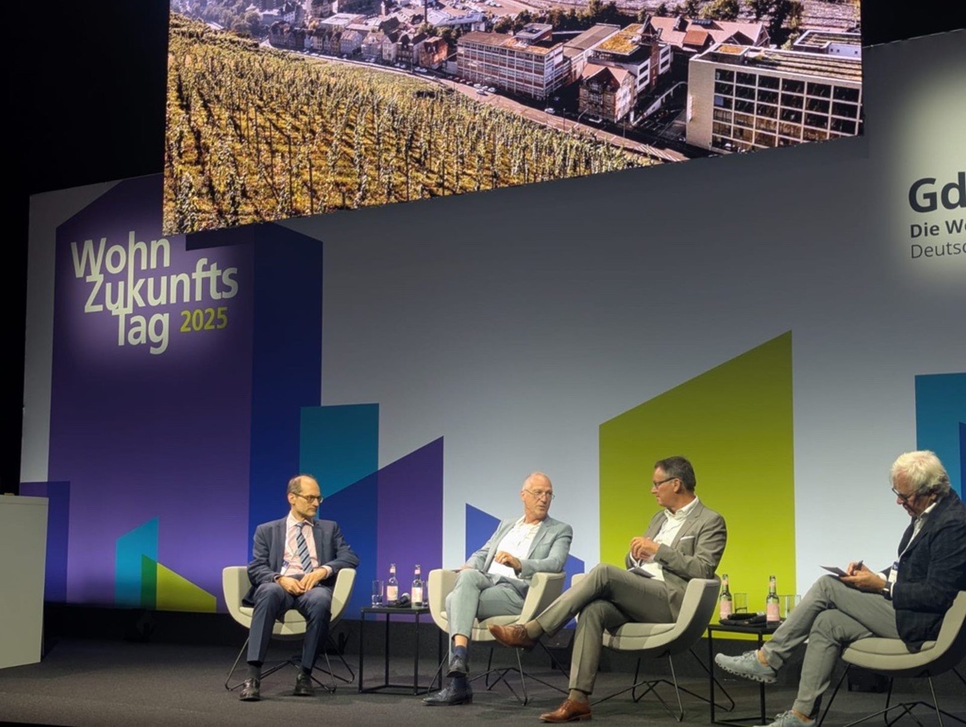 Leitender NHW-Geschäftsführer Dr. Thomas Hain, Prof. Dr. Manfred Fisch (Mitbegründer Initiative Praxispfad CO2-Reduktion im Gebäudesektor), Stefan Moser (Europäische Kommission, Generaldirektion Energie) und GdW-Präsident Axel Gedaschko beim Wohnzukunftstag in Berlin 