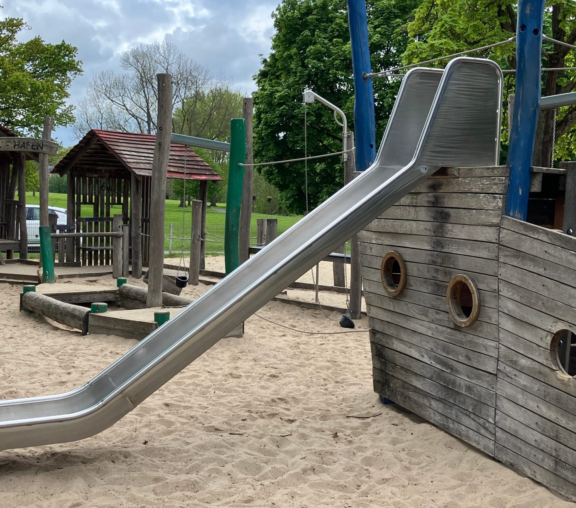 Spielplatz, im Vordergrund eine Rutsche