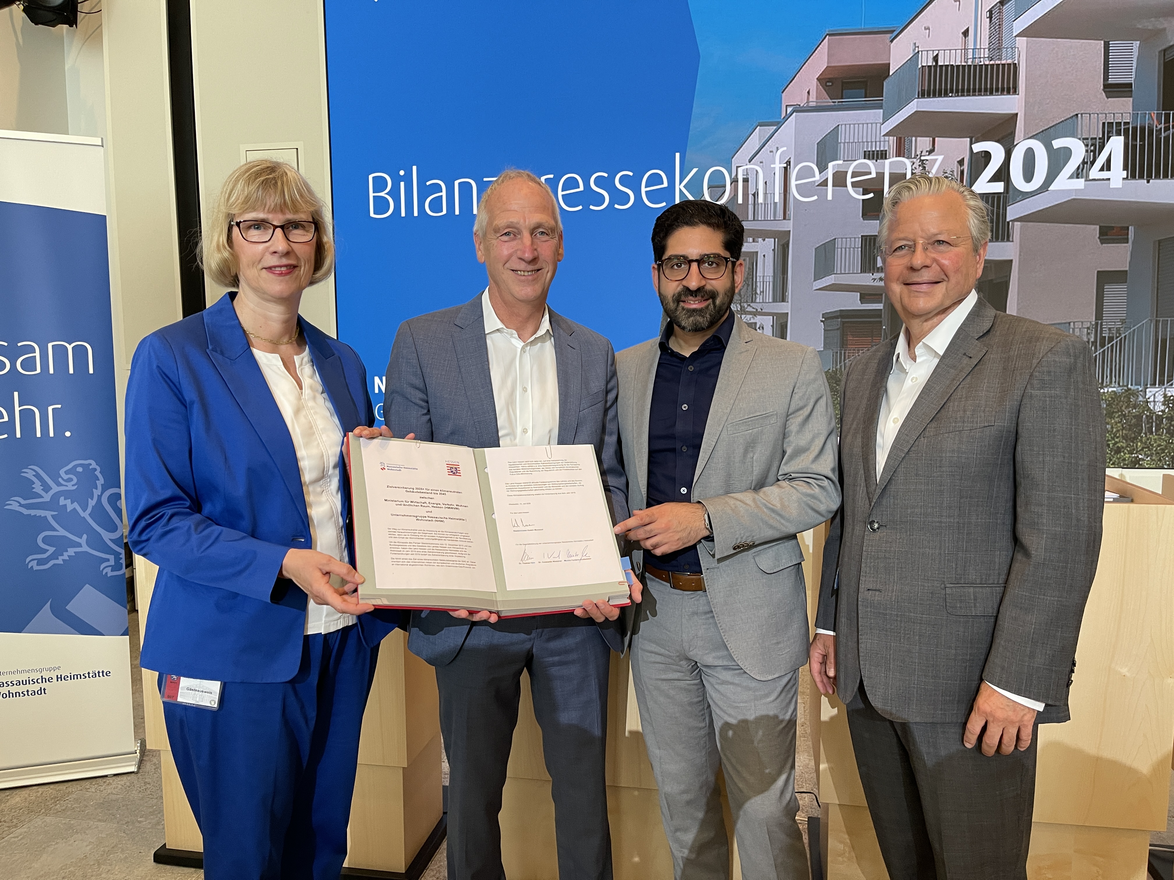 (v.l.) NHW-Geschäftsführerin Monika Fontaine-Kretschmer, Leitender NHW-Geschäftsführer Dr. Thomas Hain, und Staatsminister Kaweh Mansoori und NHW-Geschäftsführer Dr. Westphal stellten novellierte Klimavereinbarung vor. Foto: NHW