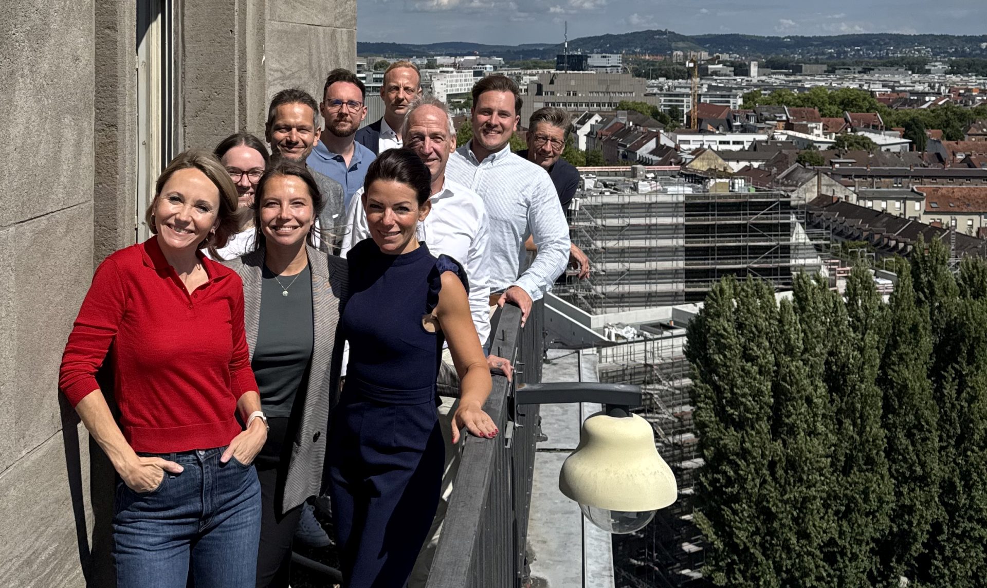 Mitglieder der hubitation Associates vor der Karlsruher Skyline