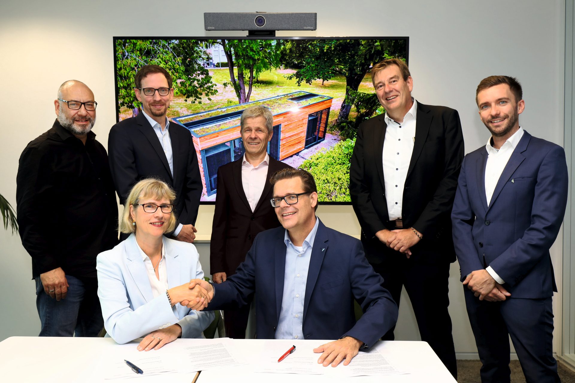 Nach der Vertragsunterzeichnung: NHW-Geschäftsführerin Monika Fontaine-Kretschmer, Martin Krutz (Geschäftsführer DAIKIN Airconditioning Germany GmbH, vorne re.) sowie (hinten v.li.) Alexander Wagner (NHW, Leiter Kompetenzcenter Einkauf und Vertragsmanagement), Michael Mahlich (Geschäftsführer MET), Urban Keller (Leiter Contracting MET Medien-Energie-Technik GmbH), Thorsten Becker (Senior Consultant Real Estate Solutions DAIKIN Airconditioning Germany) und Thomas Gernert (Manager Real Estate Solutions Daikin Airconditioning Germany). Foto: NHW / Thomas Rohnke