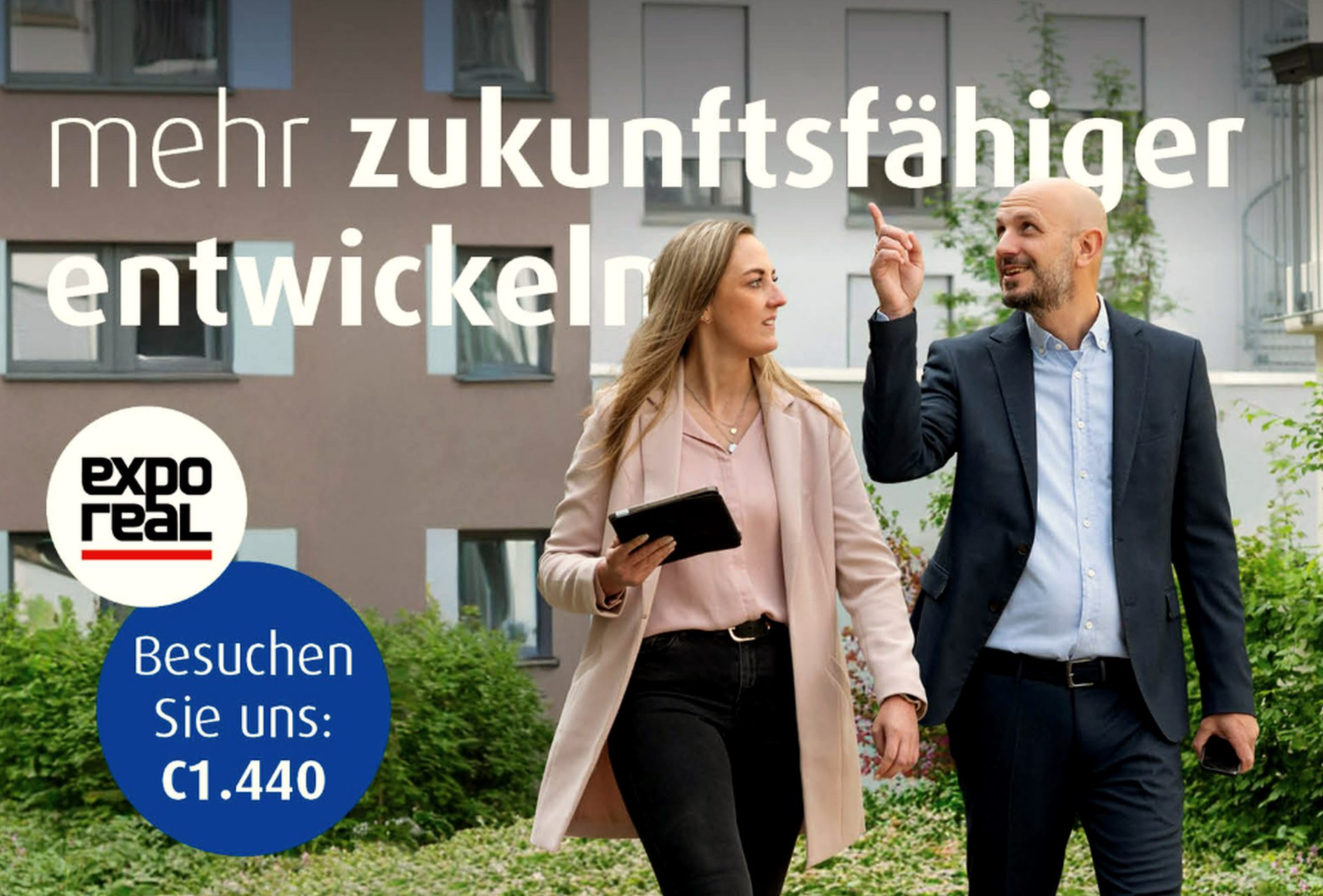 Eine Frau und ein Mann laufen nebeneinander. Oben der Schriftzug: mehr zukunftsfähiger entwickeln. Plus das Logo der Expo Real und der Hinweis auf den NHW-Stand 440 in Halle C1