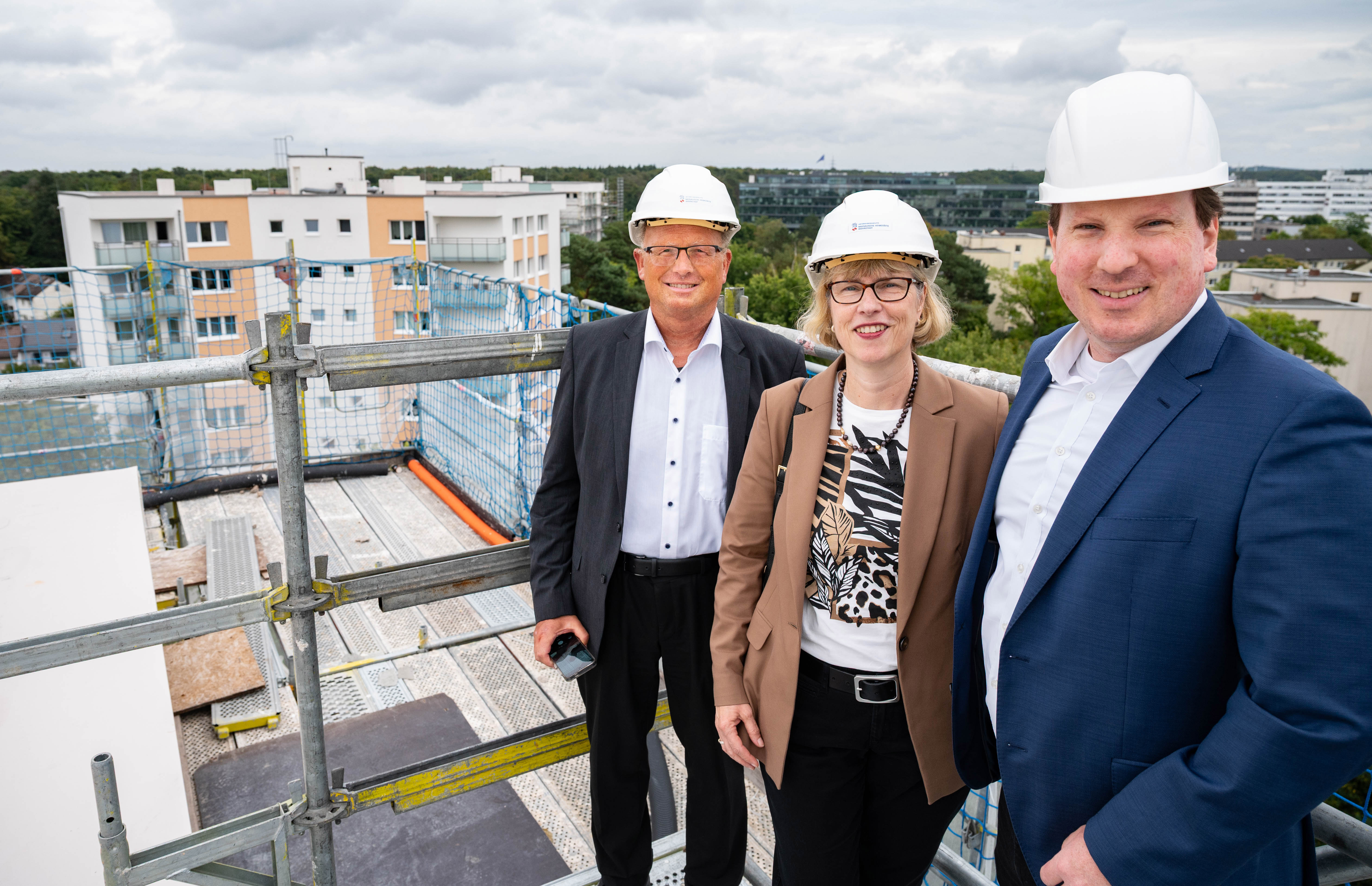( v.l.) Stadtrat Holger Dechert, NHW-Geschäftsführerin Monika Fontaine-Kretschmer und Bürgermeister Martin Burlon sahen sich die Modernisierungsmaßnahmen von oben an. Foto: NHW/Marc Strohfeldt