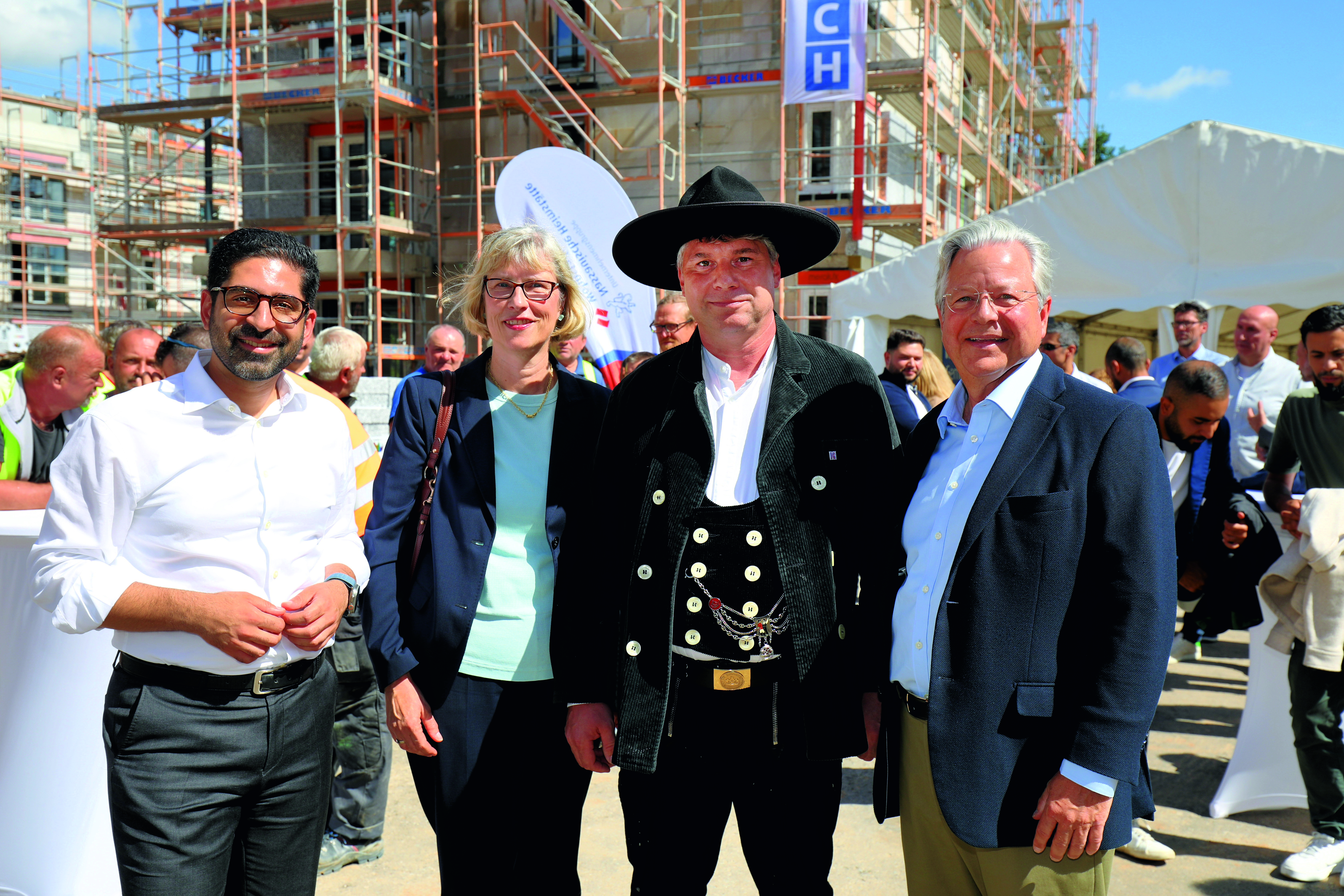 (v.l.): Staatsminister Kaweh Mansoori, NHW-Geschäftsführerin Monika Fontaine-Kretschmer, Zimmermann Mark Schürlein und NHW-Geschäftsführer Dr. Constantin Westphal freuten sich, gemeinsam Richtfest für den Riedbogen zu feiern. Foto: NHW/Rohnke