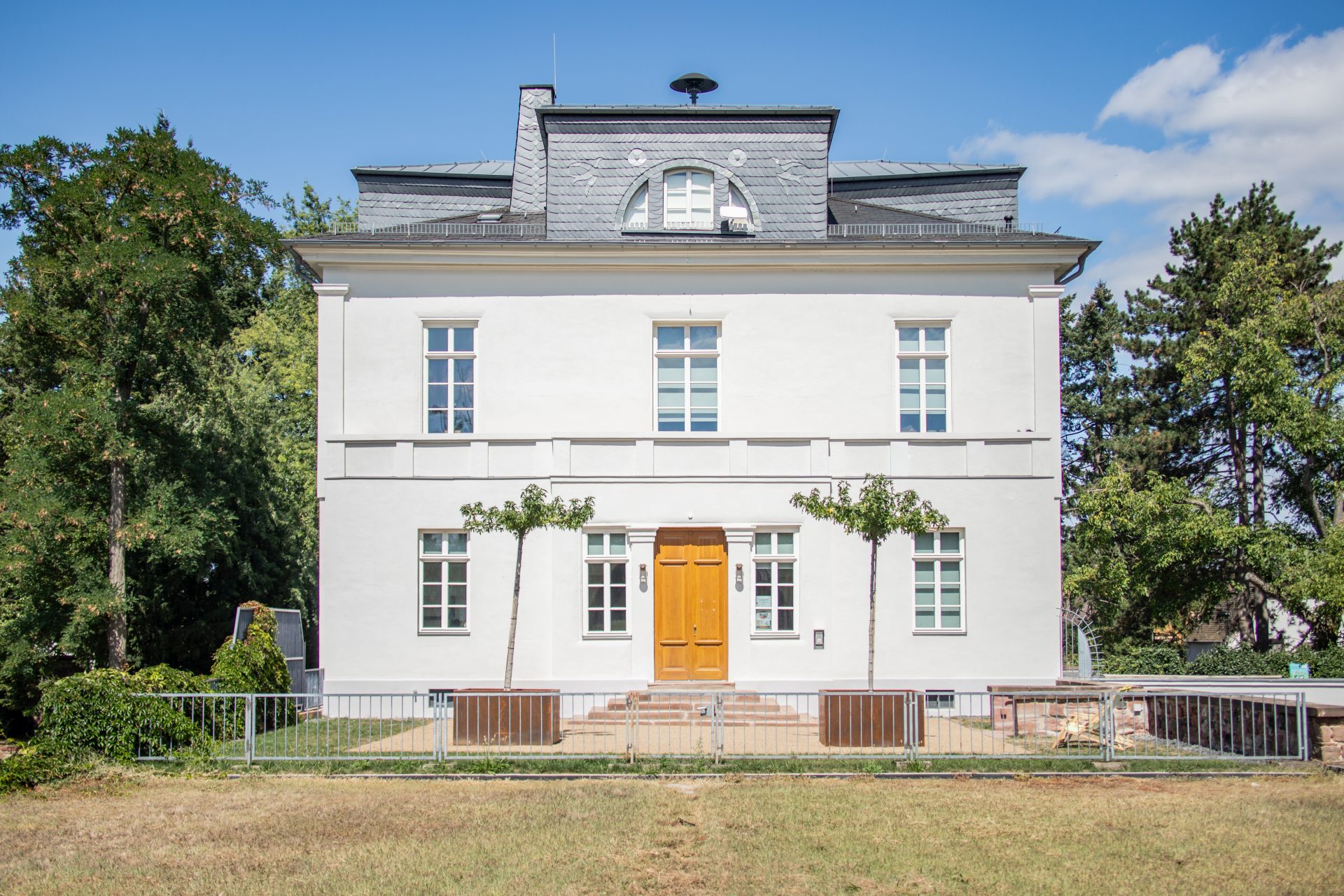 Blick auf das modernisierte Kelsterbacher Schloss
