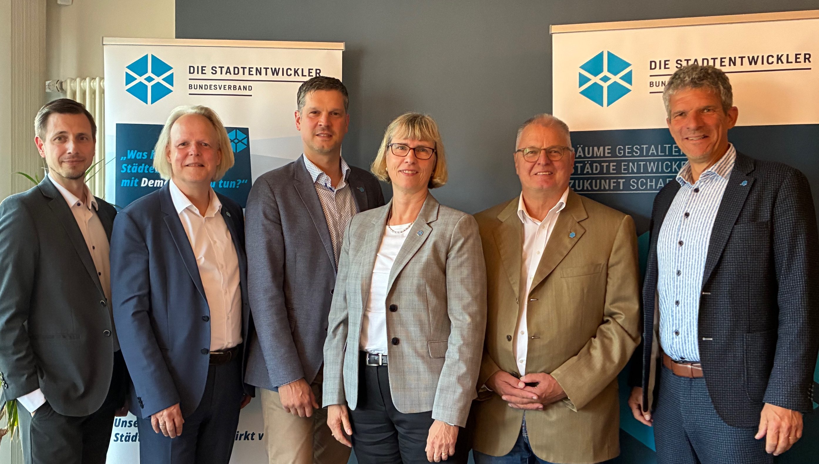 Monika Fontaine-Kretschmer inmitten ihrer Vorstandskollegen des Bundeverbands Die Stadtentwickler.