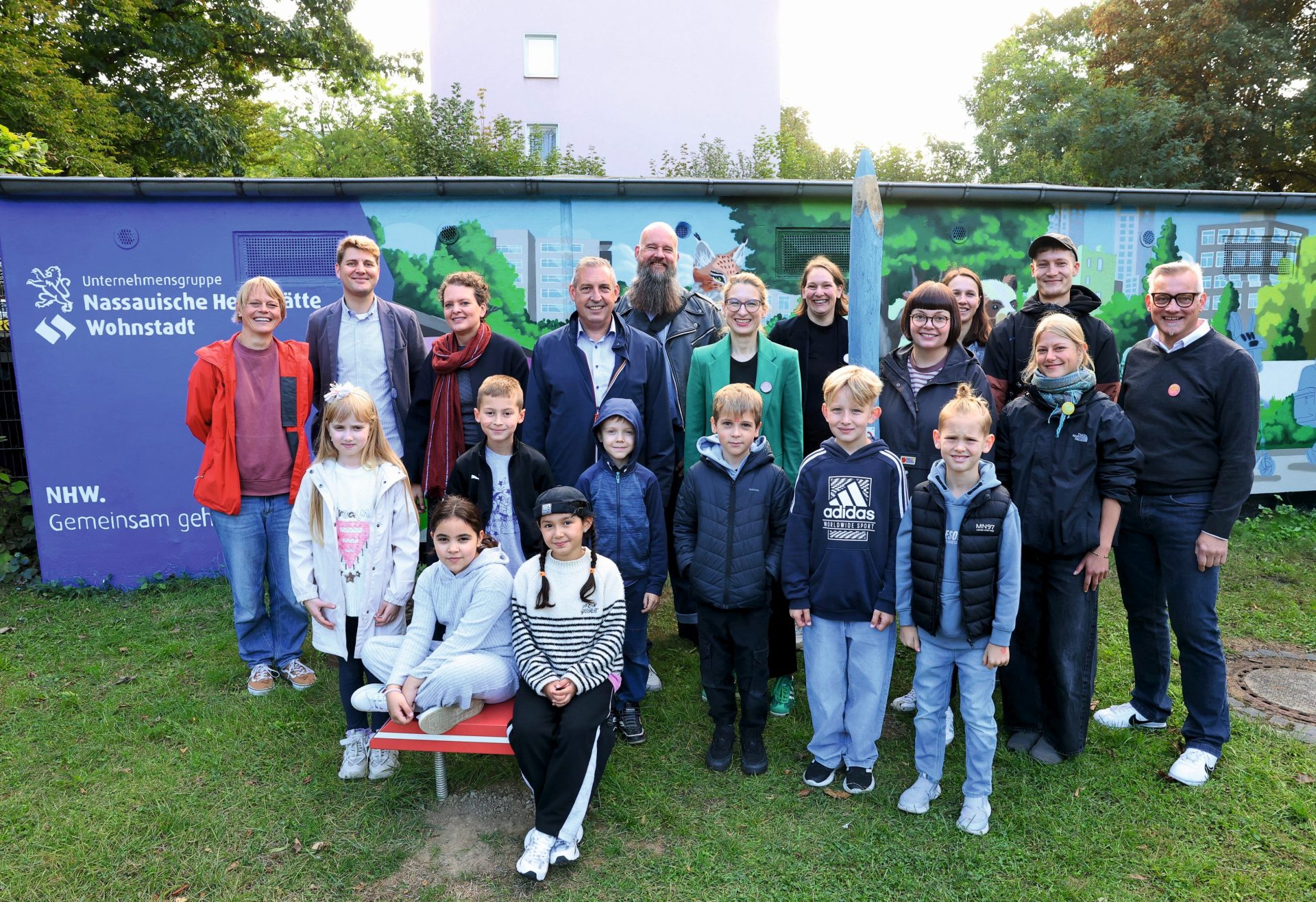 Gemeinsam für mehr Schulwegsicherheit: Waldauer Kinder mit (hinten v. li.), Annika Buchholtz (Schulsozialarbeiterin Grundschule Waldau), Alexander Hauschild, Susanne Hardekopf, Sascha Holstein, Carsten Millat (alle NHW), Bürgermeisterin Nicole Maisch, Simone Dieling (Koordinatorin der Bildungsregion Waldau, Schulleiterin Anne Müller, Annika Wärncke (Stadtteilmanagement Forstfeld und Waldau), die Künstler Sander Barthel und Dana Bormann (vor ihm) sowie Ortsvorsteher Dirk Seeger. 