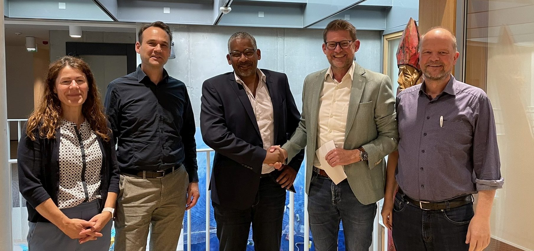 (v.li.) Das Projektteam mit Jana Simon-Bauer, Christian Schwarzer, Gregor Voss und Peter Foissner sowie (Mi.) John Ehret (Oberbürgermeister der Stadt Leimen).